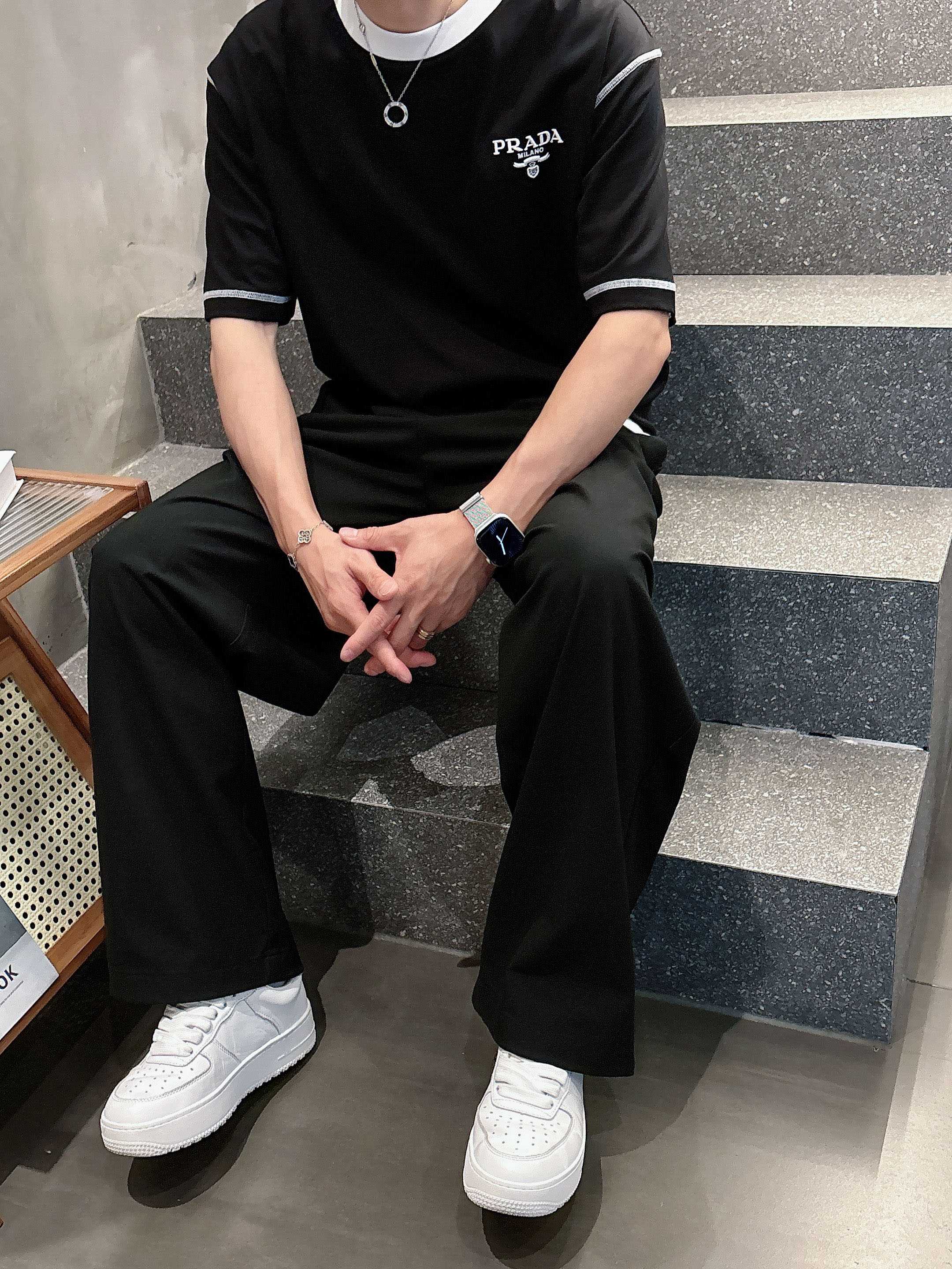 普拉达 2025春夏新款首发专柜最新款短袖圆领T恤 高端订制 设计前卫时尚！品牌logo重工艺设计 高端