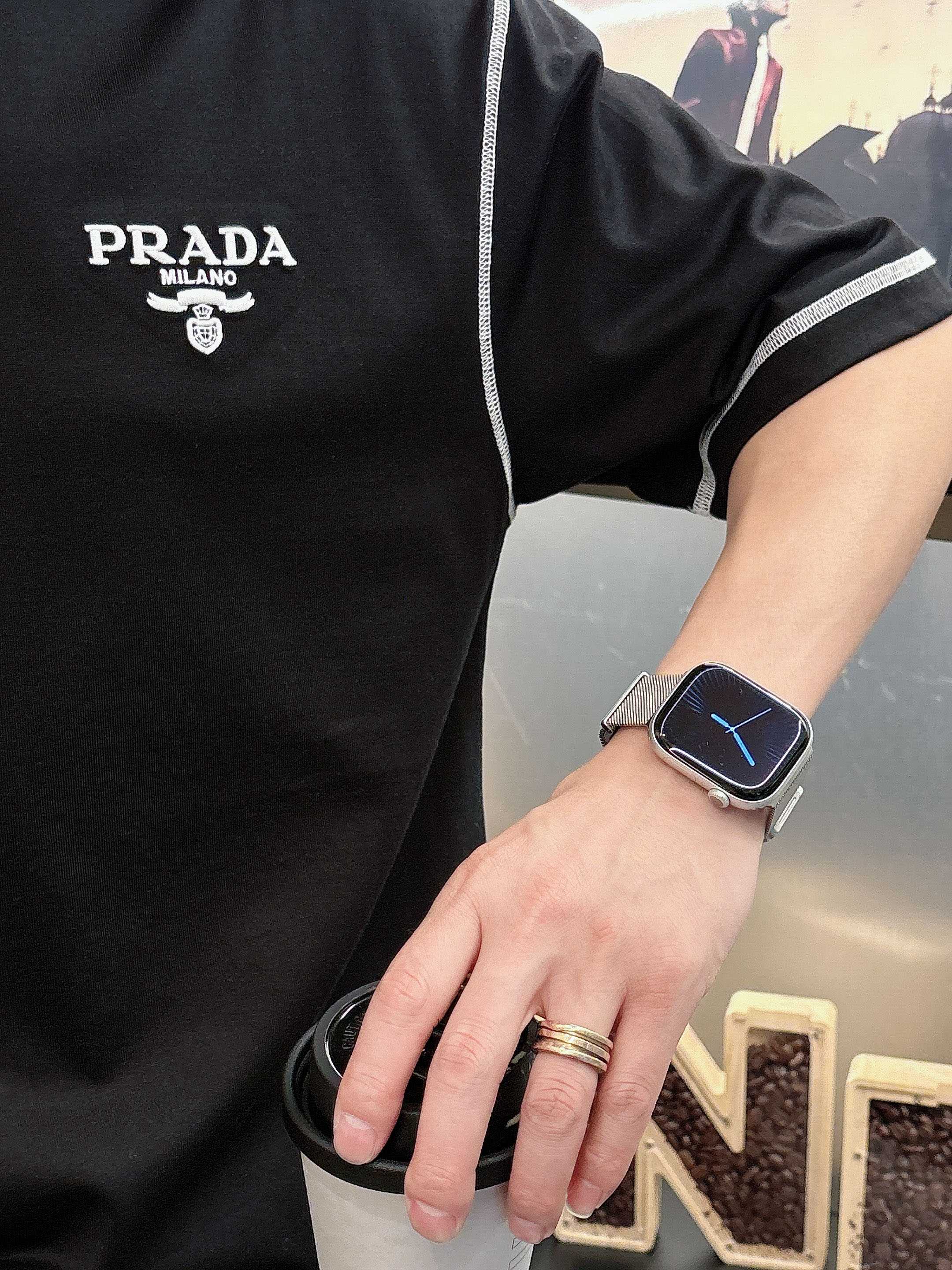 普拉达 2025春夏新款首发专柜最新款短袖圆领T恤 高端订制 设计前卫时尚！品牌logo重工艺设计 高端