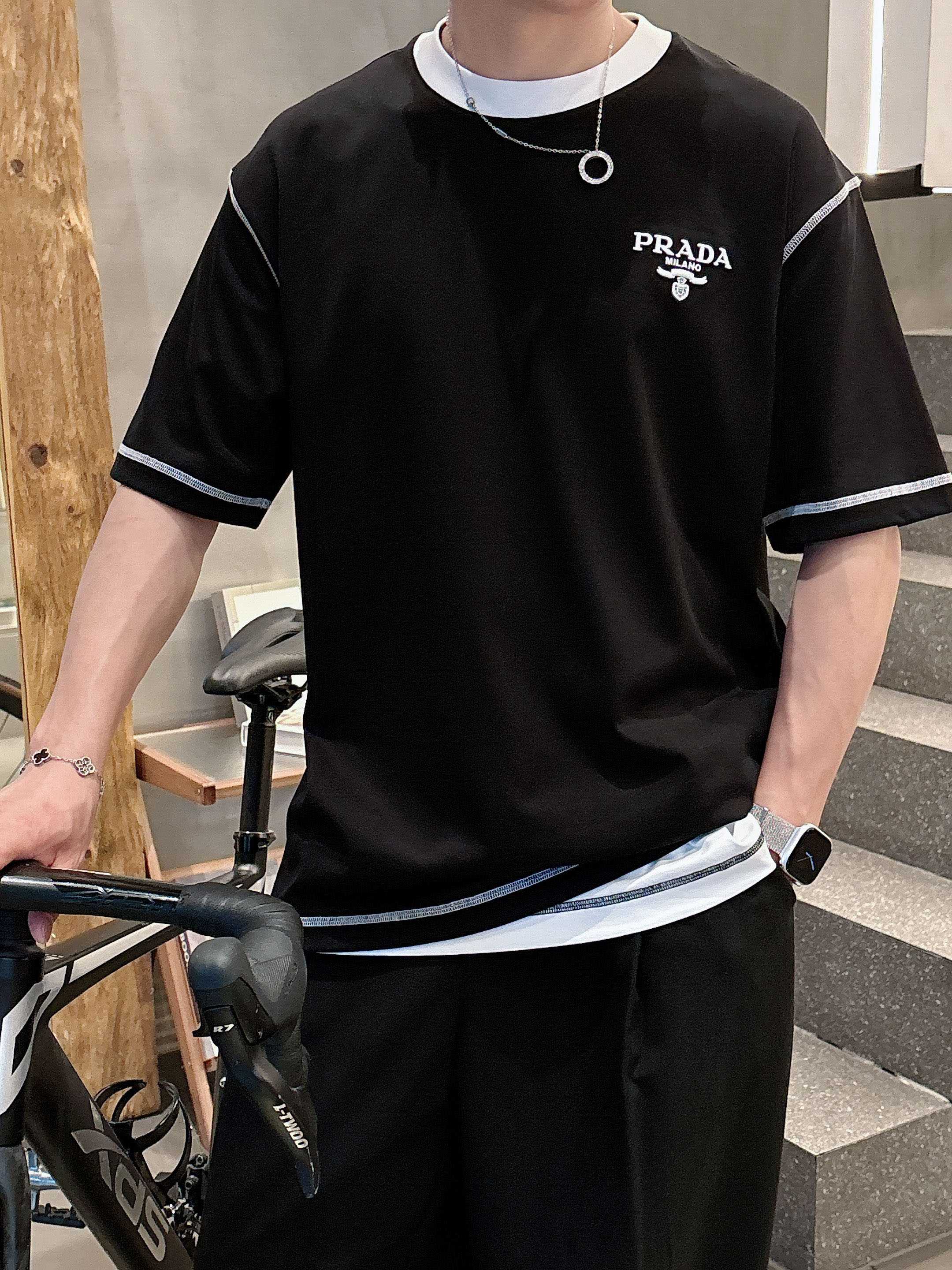 普拉达 2025春夏新款首发专柜最新款短袖圆领T恤 高端订制 设计前卫时尚！品牌logo重工艺设计 高端