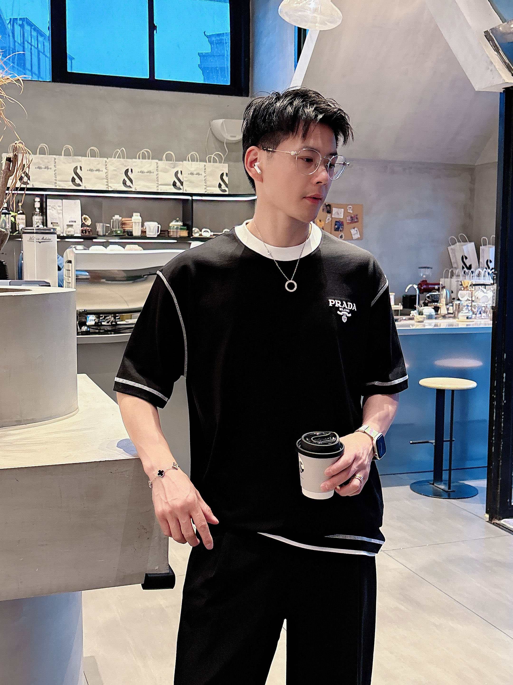 普拉达 2025春夏新款首发专柜最新款短袖圆领T恤 高端订制 设计前卫时尚！品牌logo重工艺设计 高端