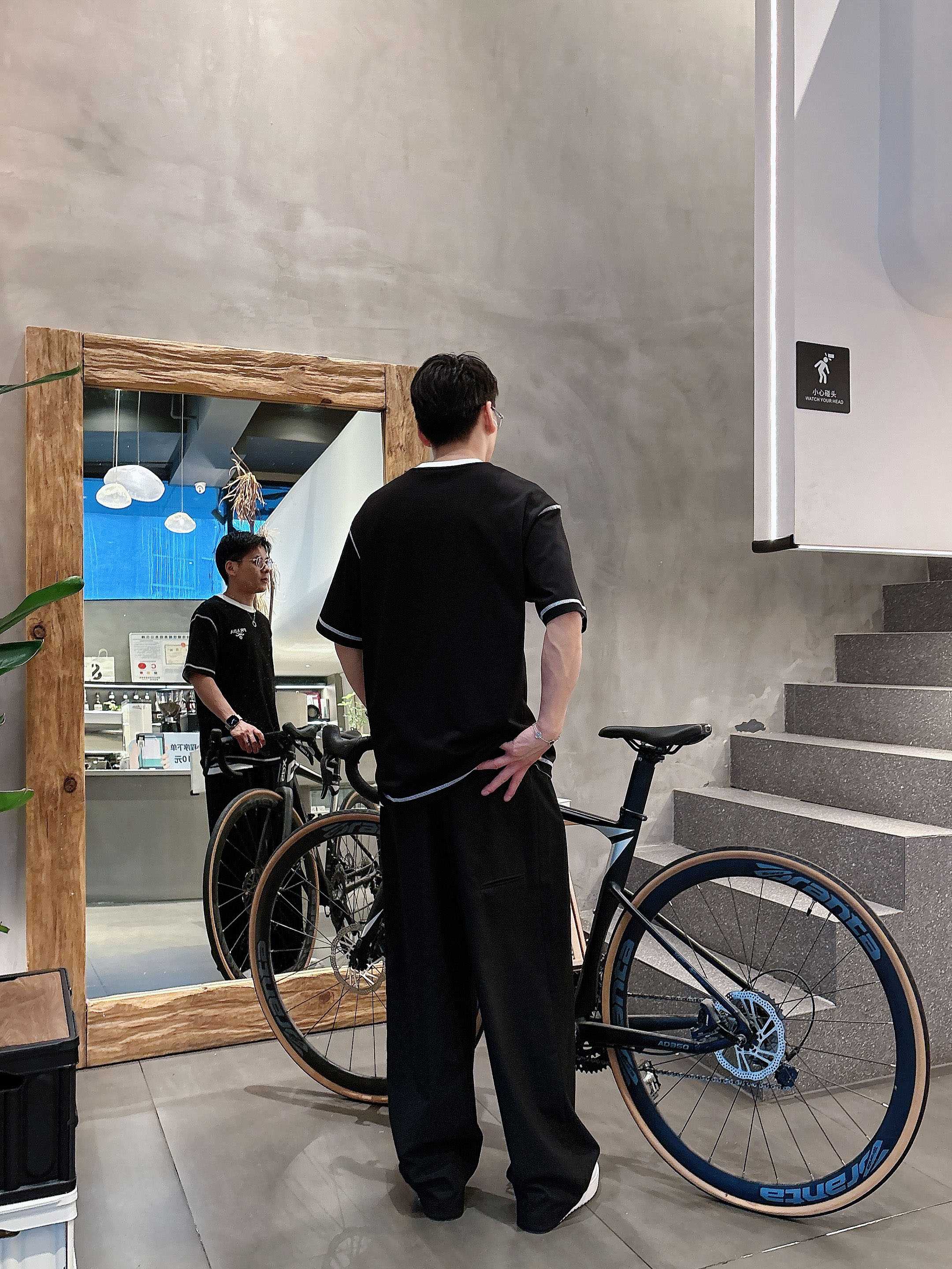 普拉达 2025春夏新款首发专柜最新款短袖圆领T恤 高端订制 设计前卫时尚！品牌logo重工艺设计 高端