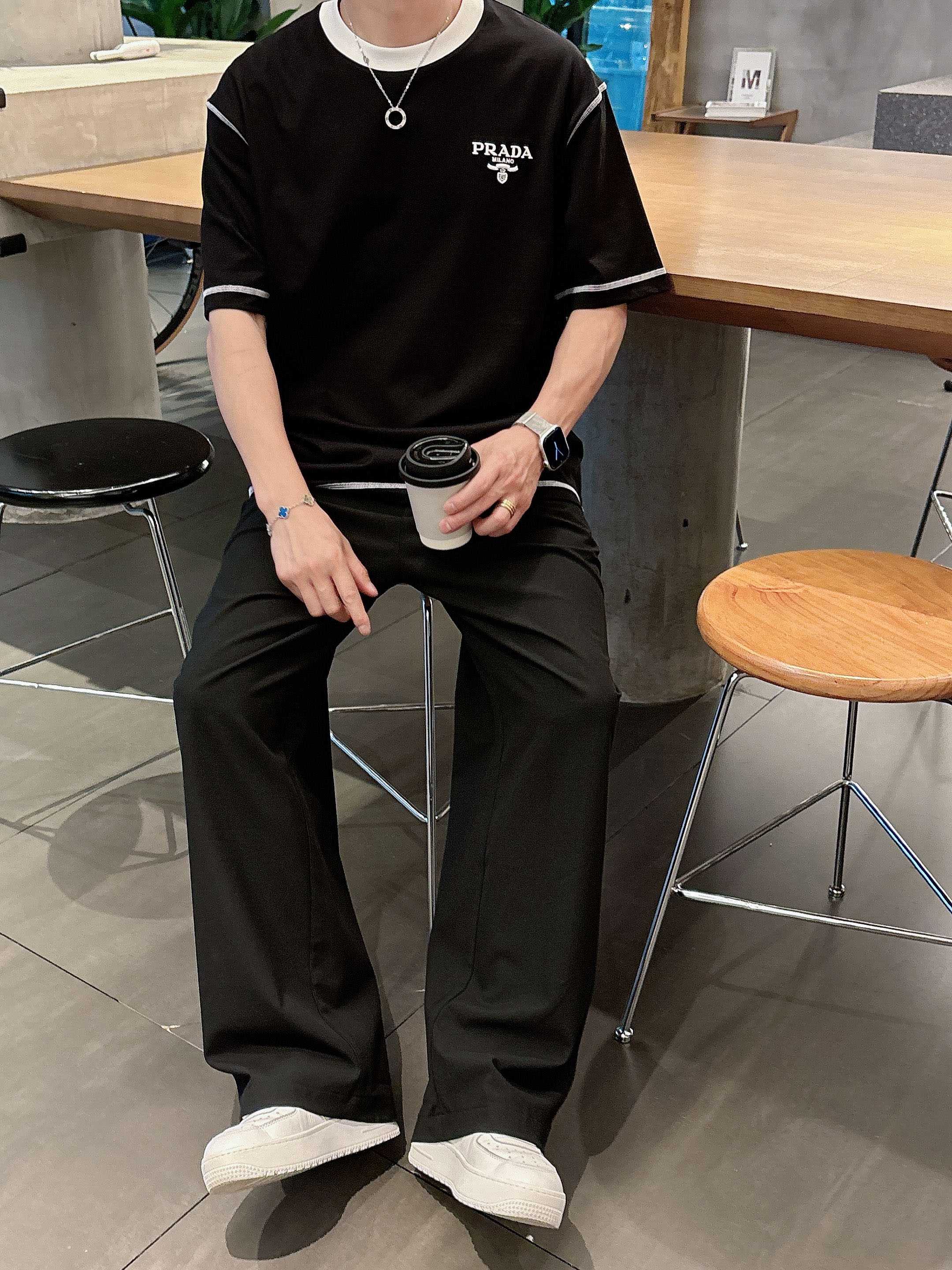 普拉达 2025春夏新款首发专柜最新款短袖圆领T恤 高端订制 设计前卫时尚！品牌logo重工艺设计 高端