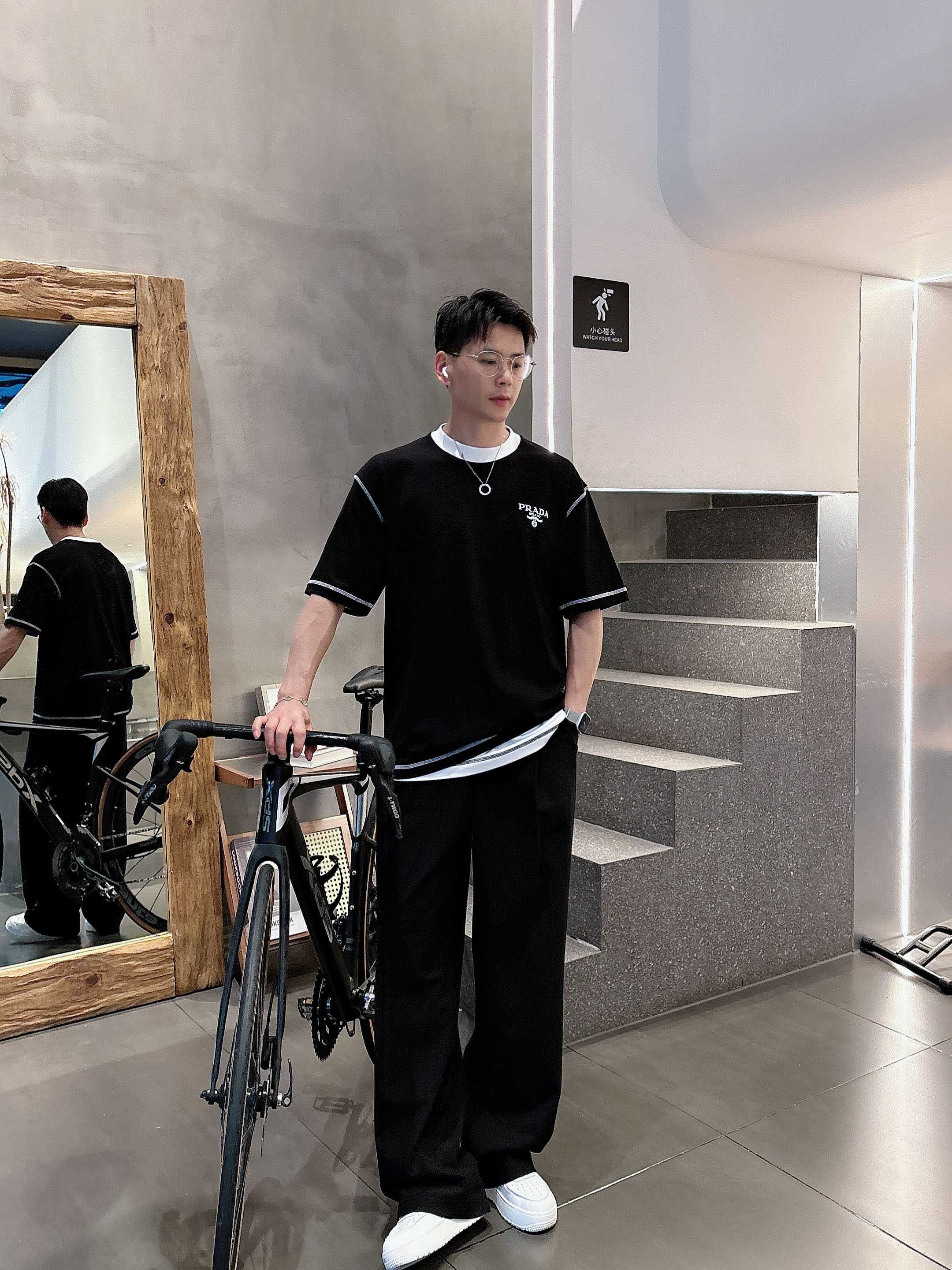 普拉达 2025春夏新款首发专柜最新款短袖圆领T恤 高端订制 设计前卫时尚！品牌logo重工艺设计 高端
