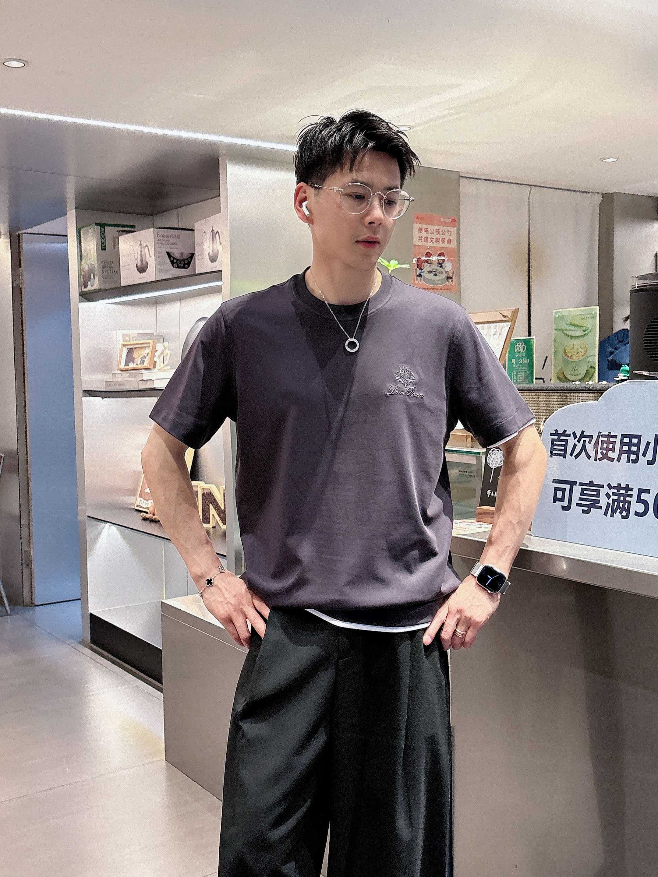     lp。  1950春夏新款首发专柜最新款短袖圆领T恤 高端订制 设计前卫时尚！品牌logo重工艺