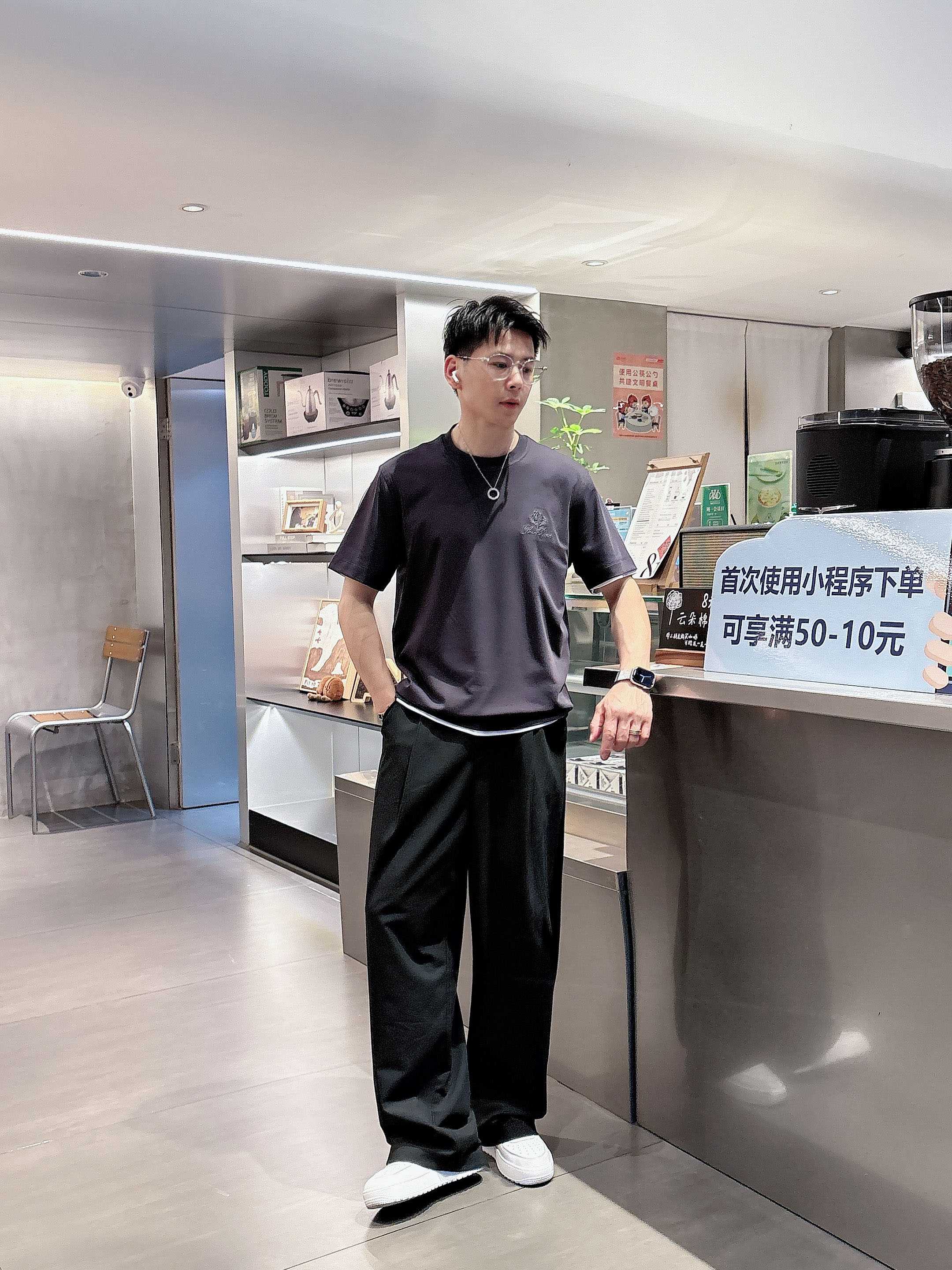     lp。  1950春夏新款首发专柜最新款短袖圆领T恤 高端订制 设计前卫时尚！品牌logo重工艺
