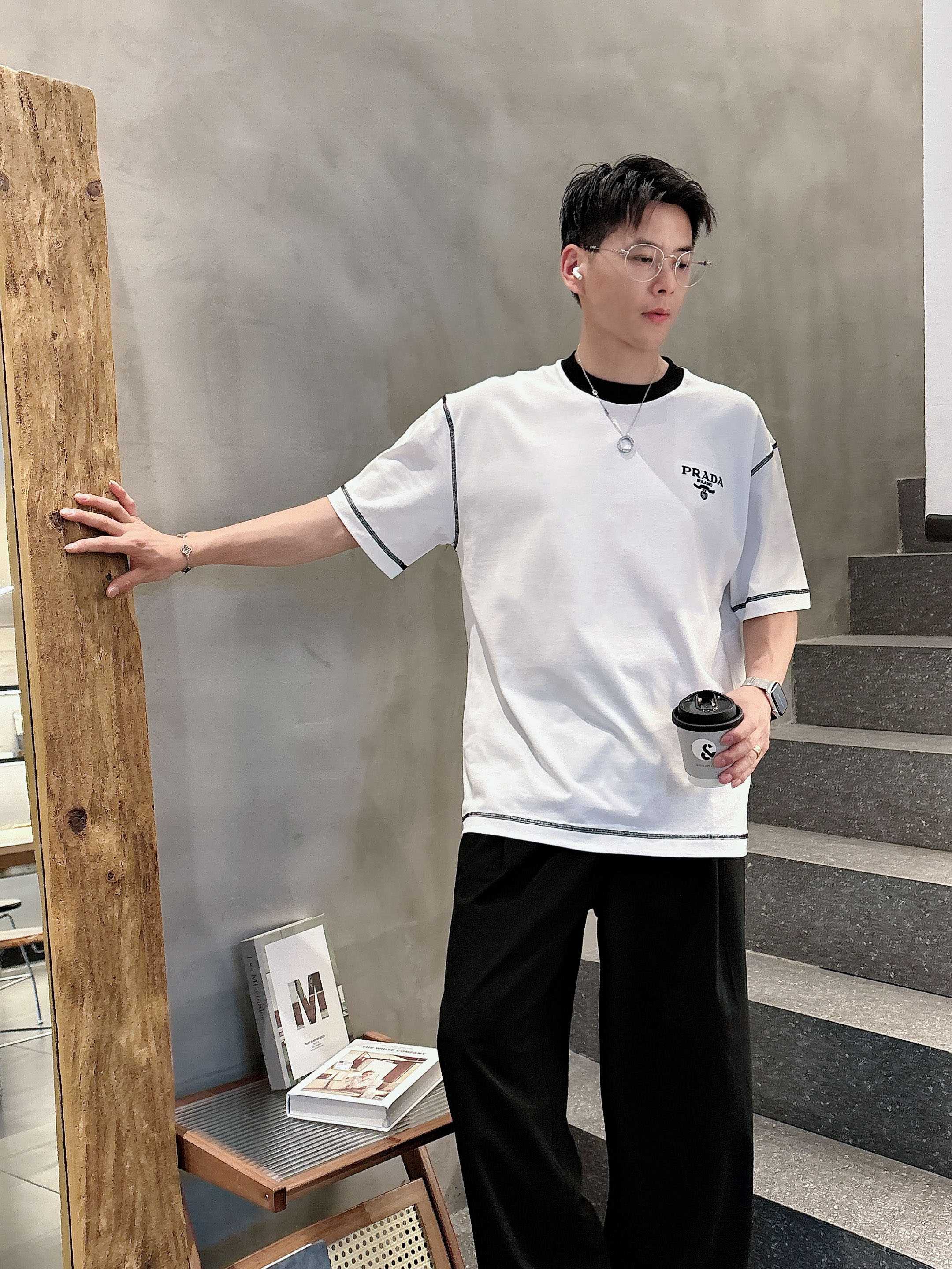 普拉达 2025春夏新款首发专柜最新款短袖圆领T恤 高端订制 设计前卫时尚！品牌logo重工艺设计 高端