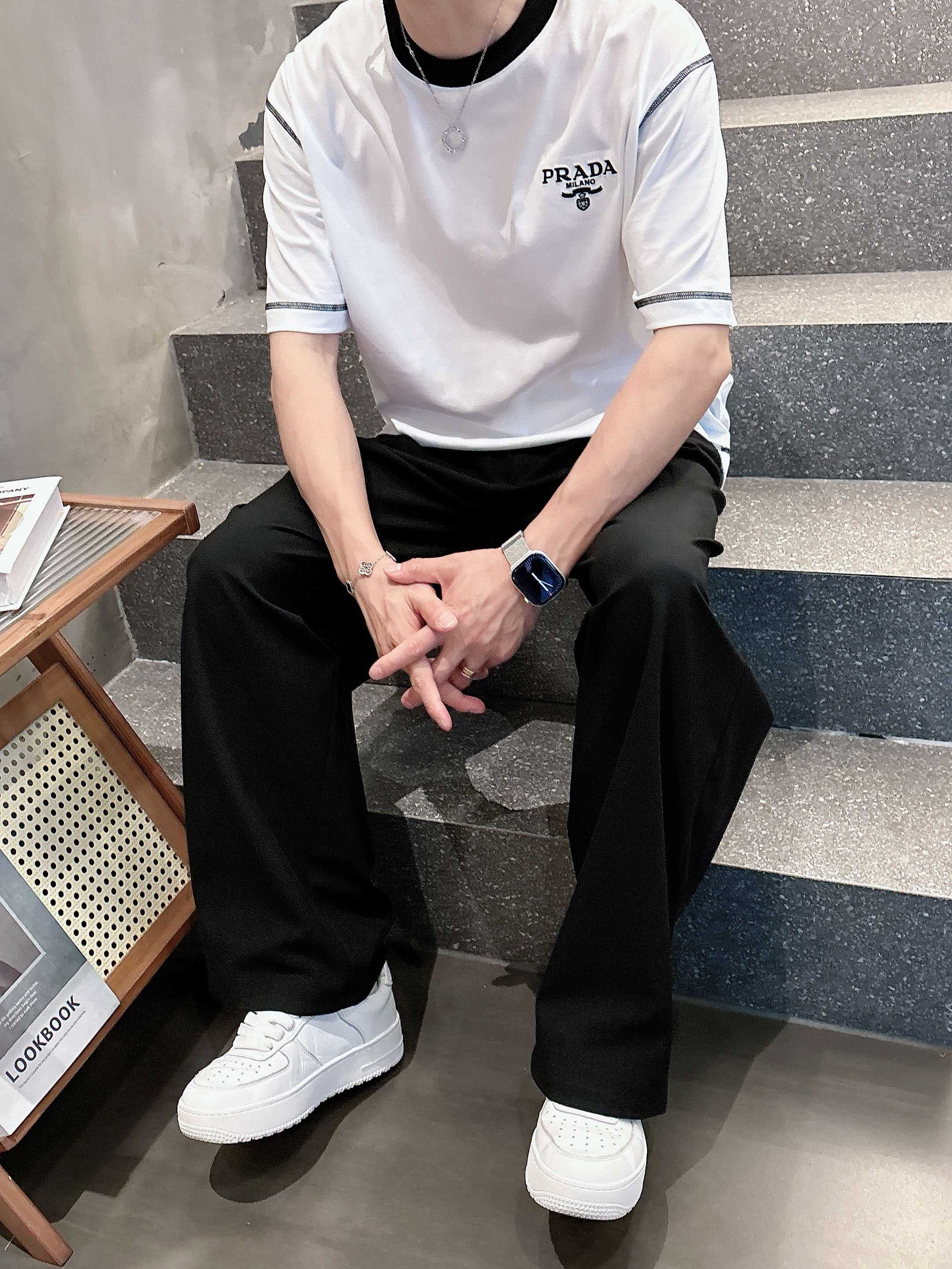 普拉达 2025春夏新款首发专柜最新款短袖圆领T恤 高端订制 设计前卫时尚！品牌logo重工艺设计 高端