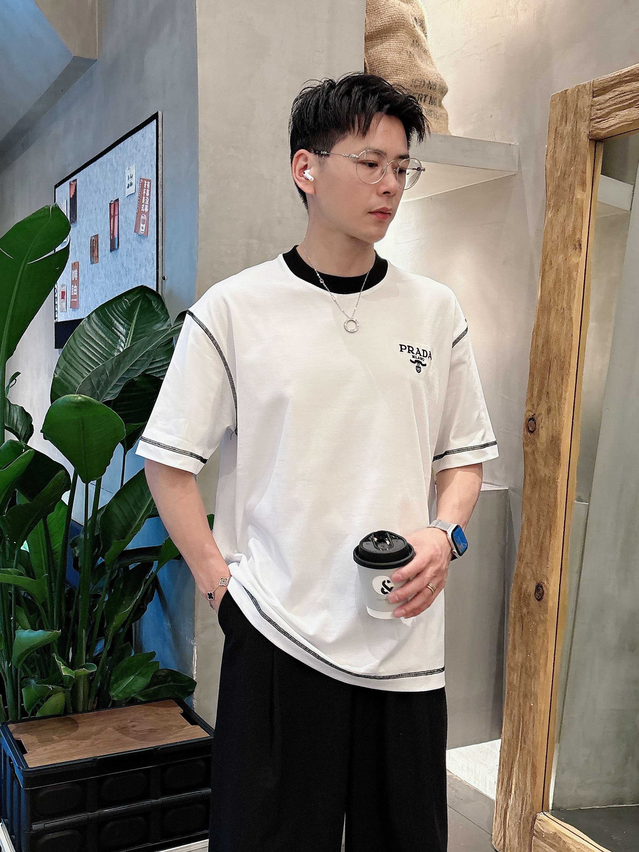 普拉达 2025春夏新款首发专柜最新款短袖圆领T恤 高端订制 设计前卫时尚！品牌logo重工艺设计 高端