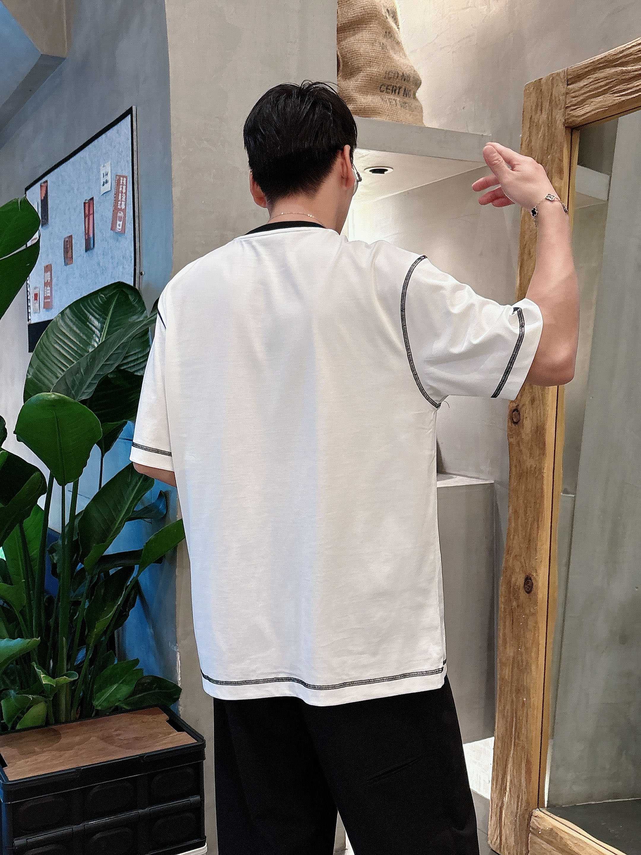 普拉达 2025春夏新款首发专柜最新款短袖圆领T恤 高端订制 设计前卫时尚！品牌logo重工艺设计 高端