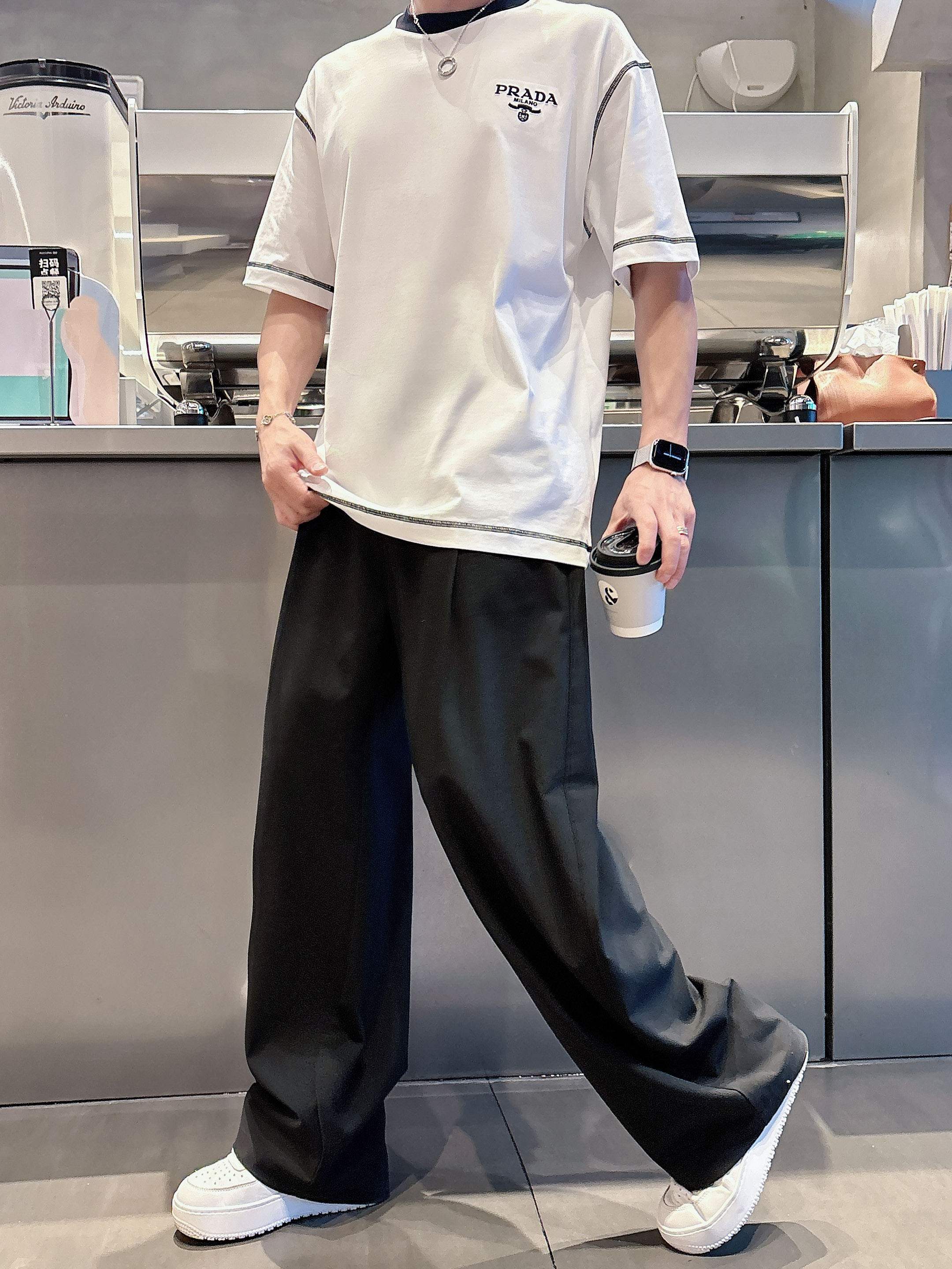 普拉达 2025春夏新款首发专柜最新款短袖圆领T恤 高端订制 设计前卫时尚！品牌logo重工艺设计 高端