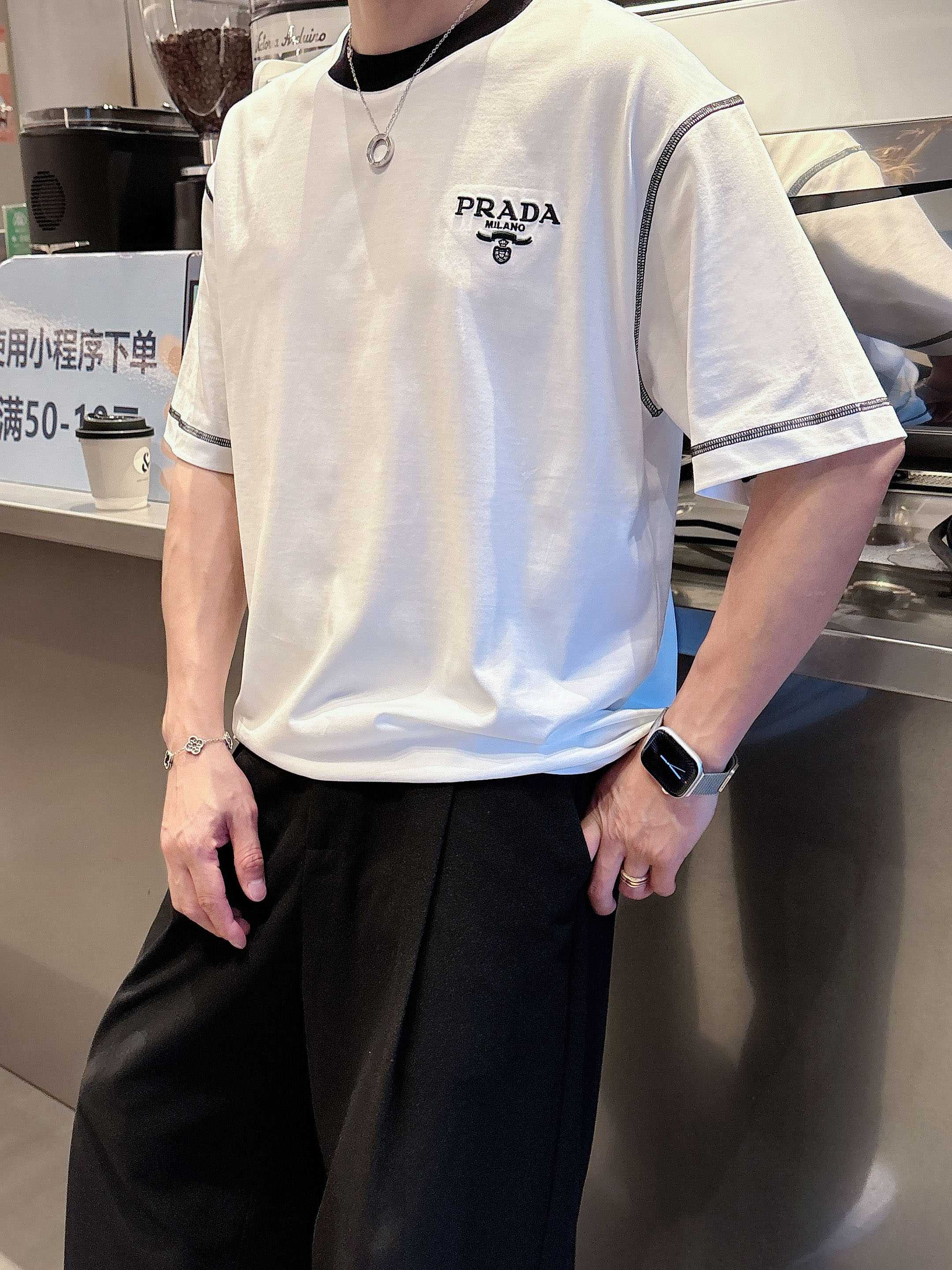 普拉达 2025春夏新款首发专柜最新款短袖圆领T恤 高端订制 设计前卫时尚！品牌logo重工艺设计 高端