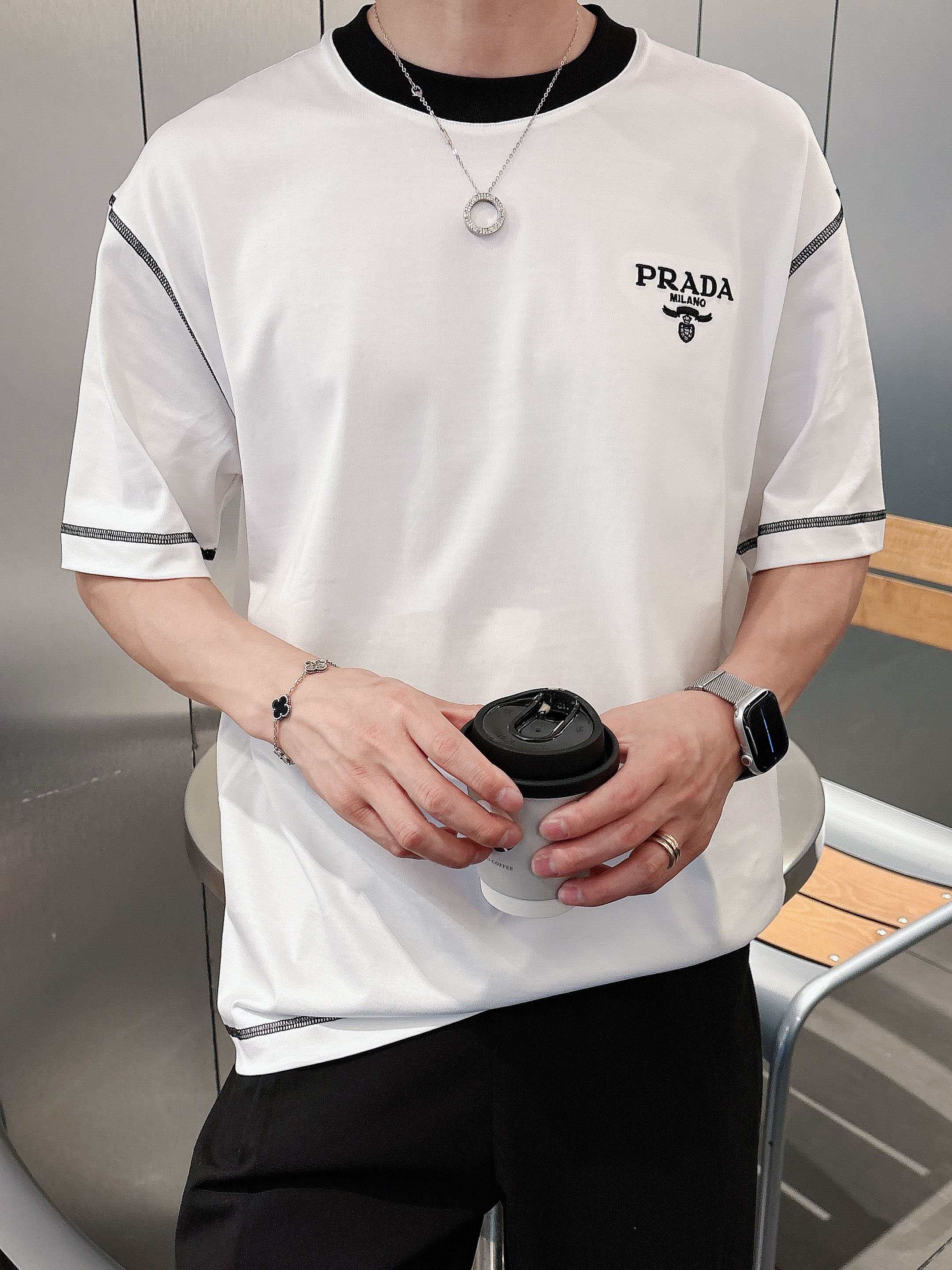普拉达 2025春夏新款首发专柜最新款短袖圆领T恤 高端订制 设计前卫时尚！品牌logo重工艺设计 高端
