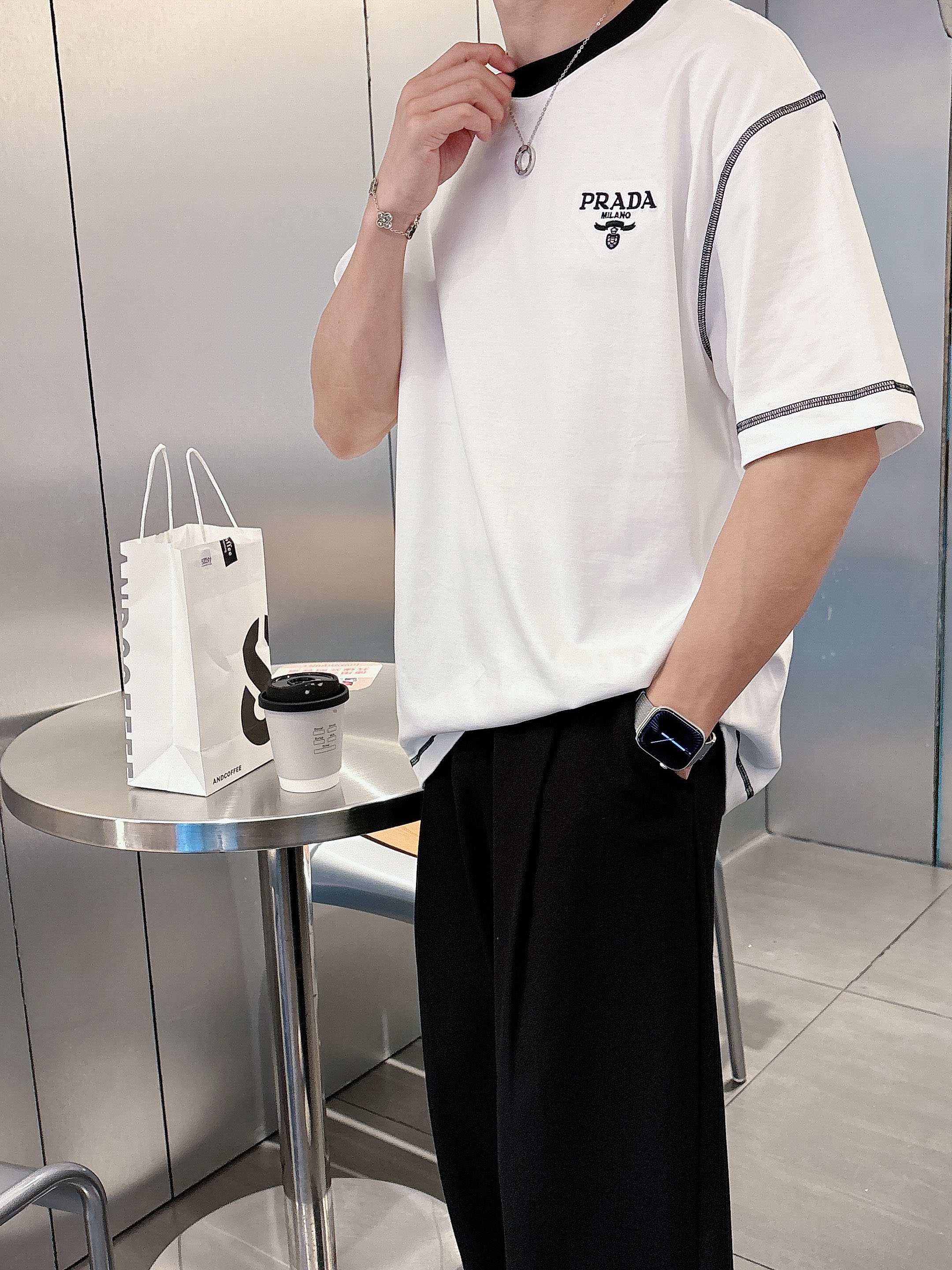 普拉达 2025春夏新款首发专柜最新款短袖圆领T恤 高端订制 设计前卫时尚！品牌logo重工艺设计 高端