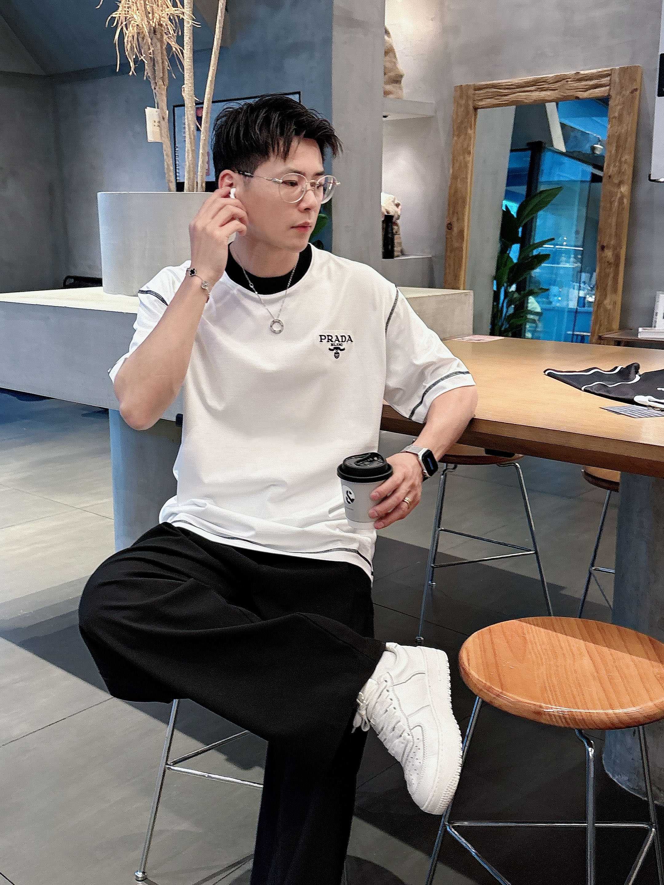 普拉达 2025春夏新款首发专柜最新款短袖圆领T恤 高端订制 设计前卫时尚！品牌logo重工艺设计 高端