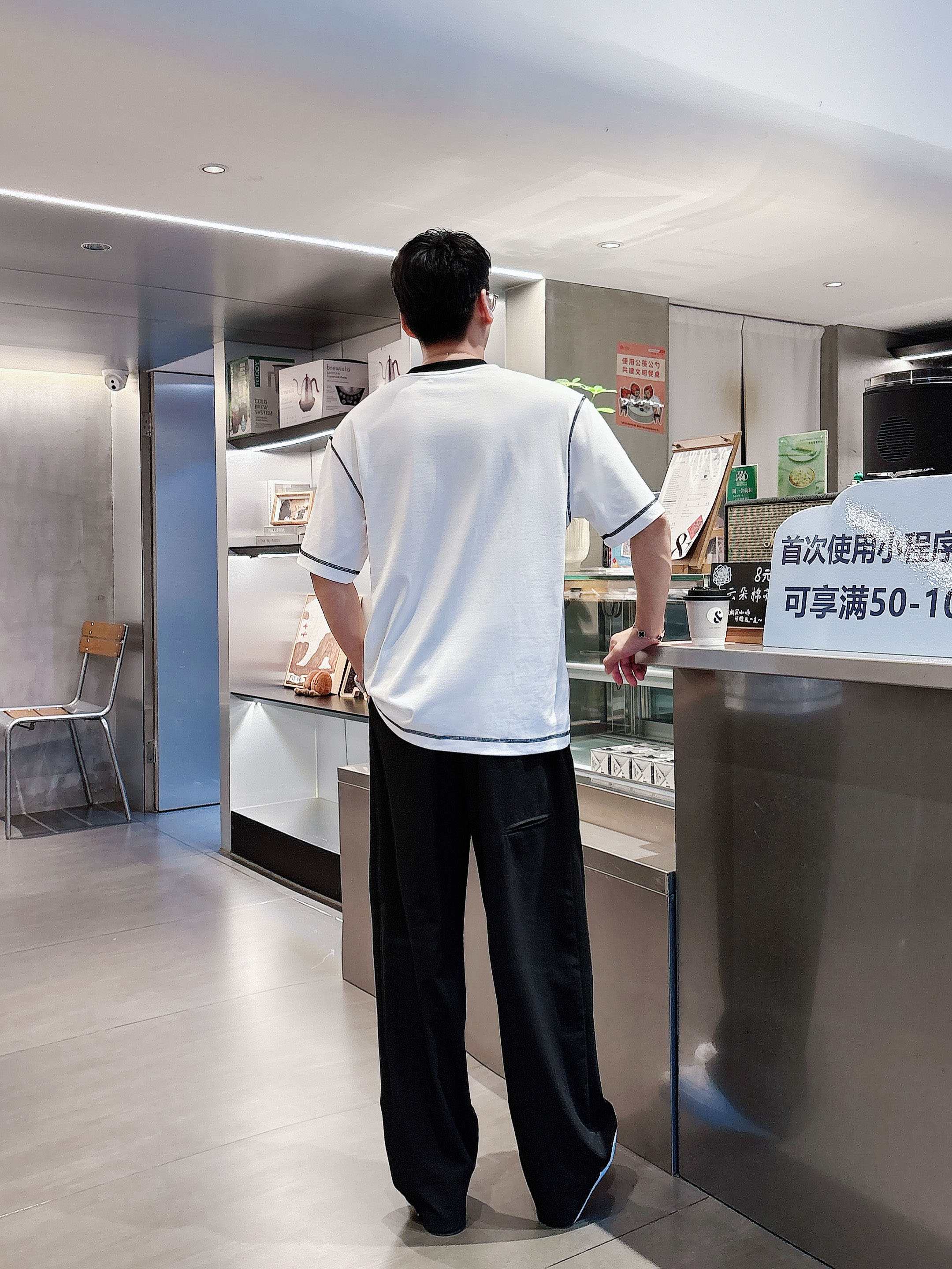 普拉达 2025春夏新款首发专柜最新款短袖圆领T恤 高端订制 设计前卫时尚！品牌logo重工艺设计 高端