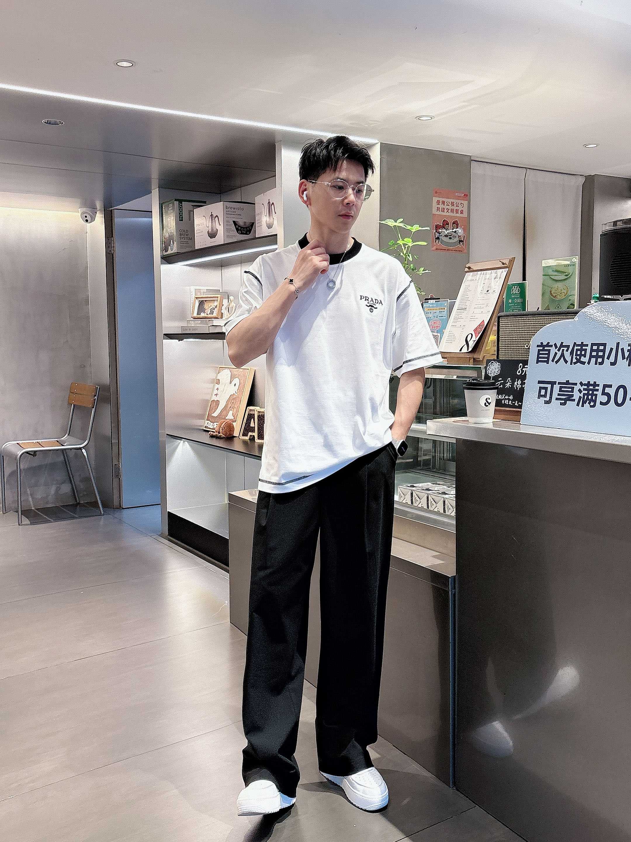 普拉达 2025春夏新款首发专柜最新款短袖圆领T恤 高端订制 设计前卫时尚！品牌logo重工艺设计 高端