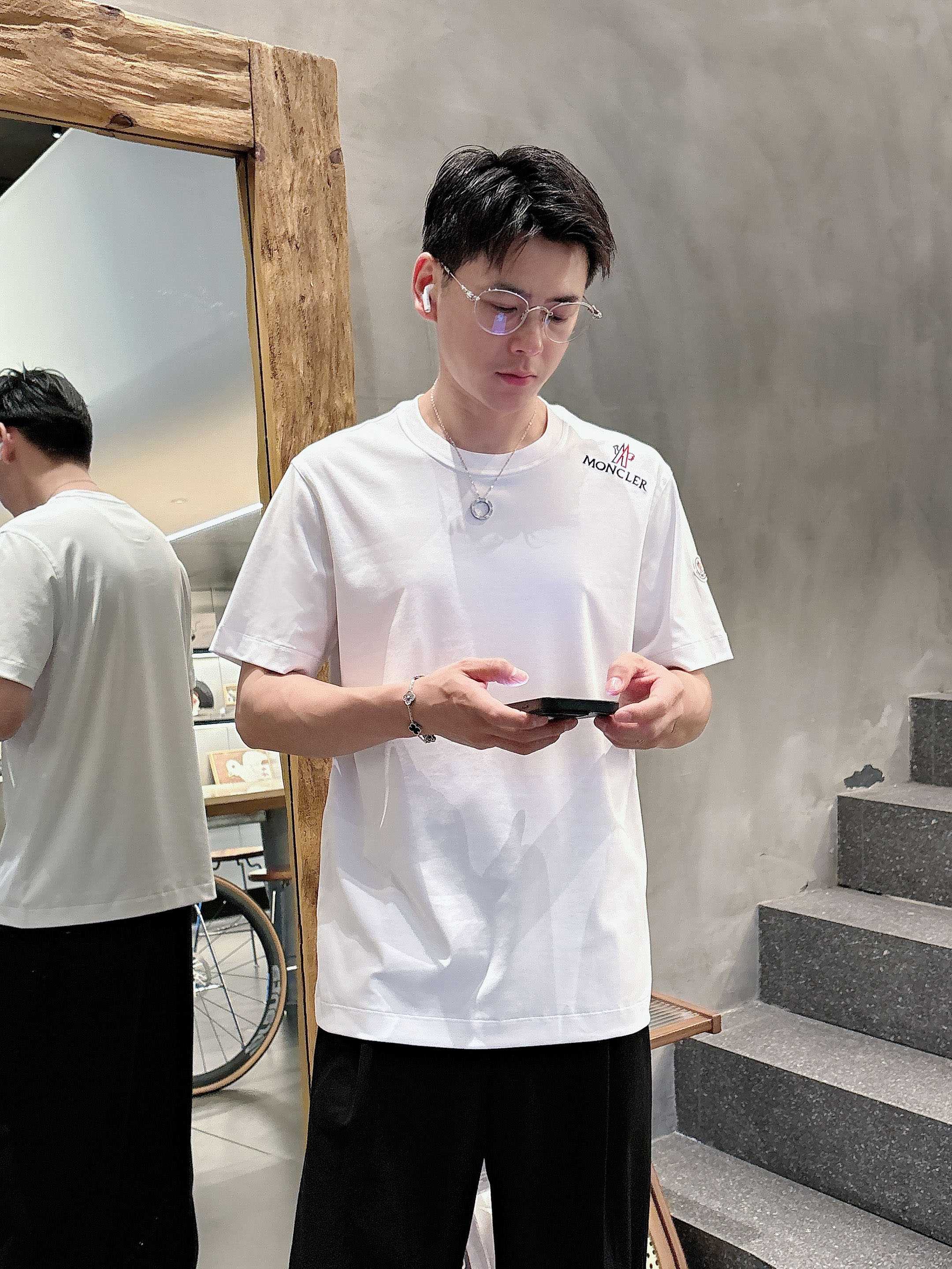     蒙口  2025春夏新款首发专柜最新款短袖圆领T恤 高端订制 设计前卫时尚！品牌logo重工艺设
