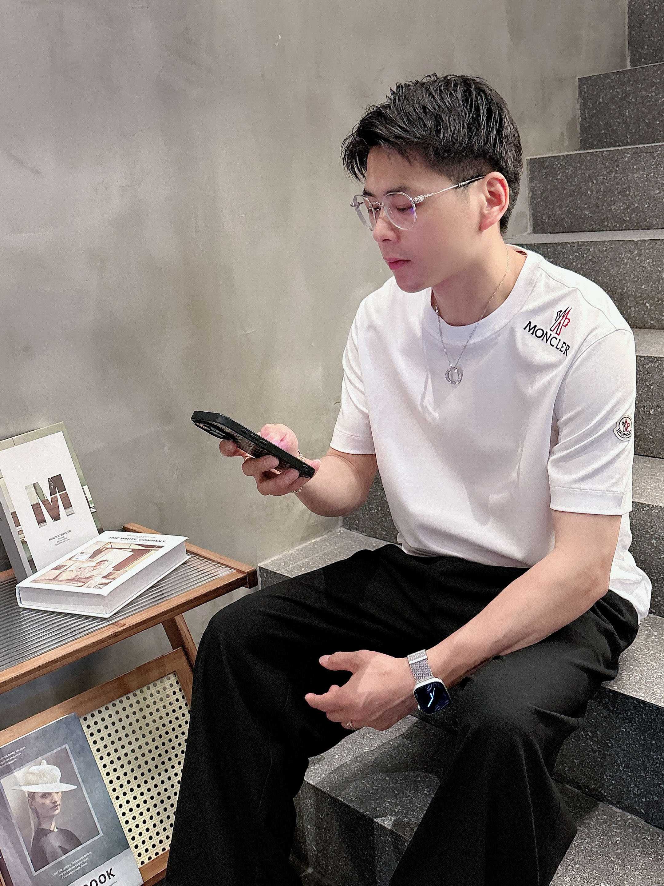     蒙口  2025春夏新款首发专柜最新款短袖圆领T恤 高端订制 设计前卫时尚！品牌logo重工艺设