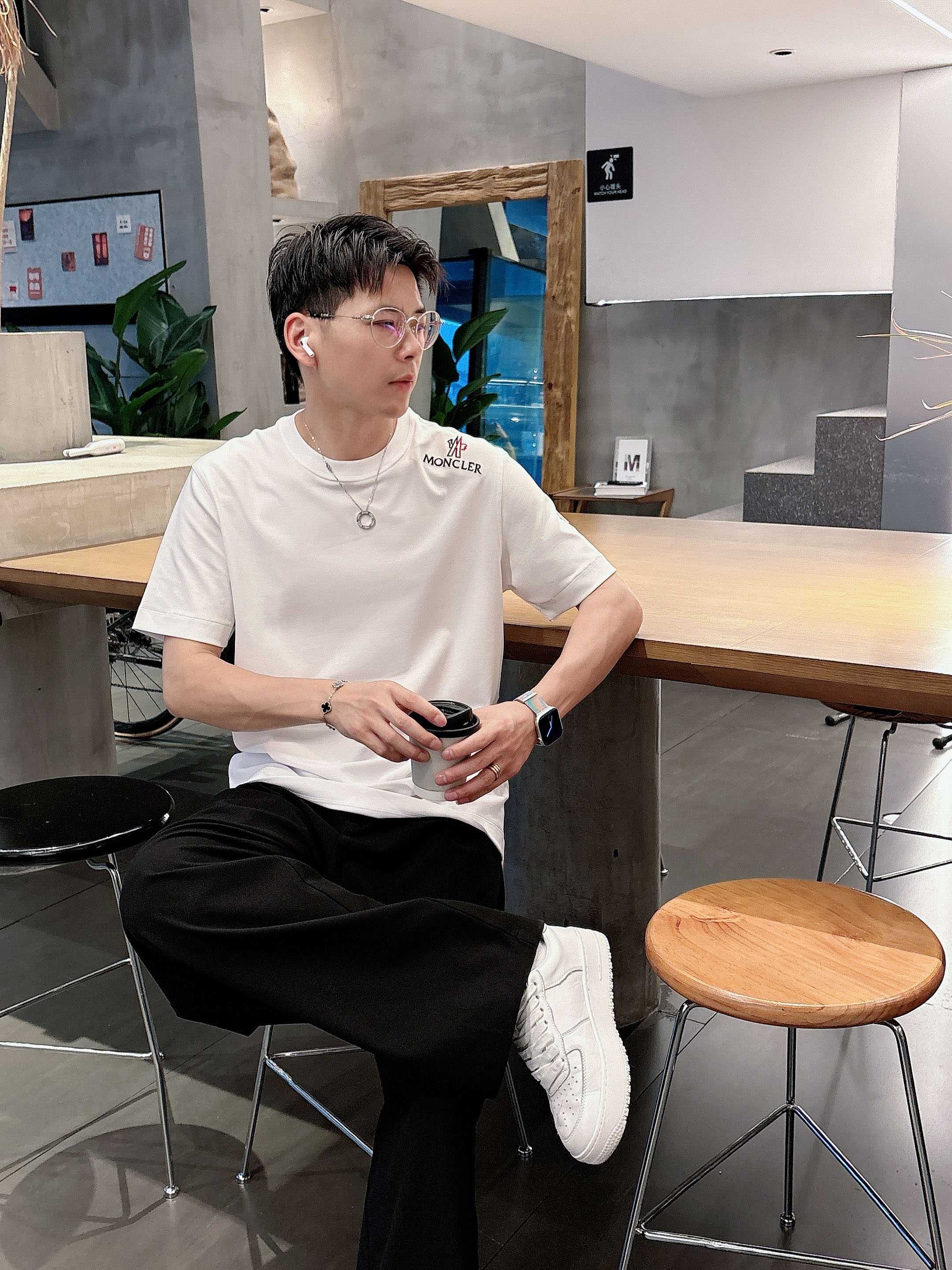     蒙口  2025春夏新款首发专柜最新款短袖圆领T恤 高端订制 设计前卫时尚！品牌logo重工艺设