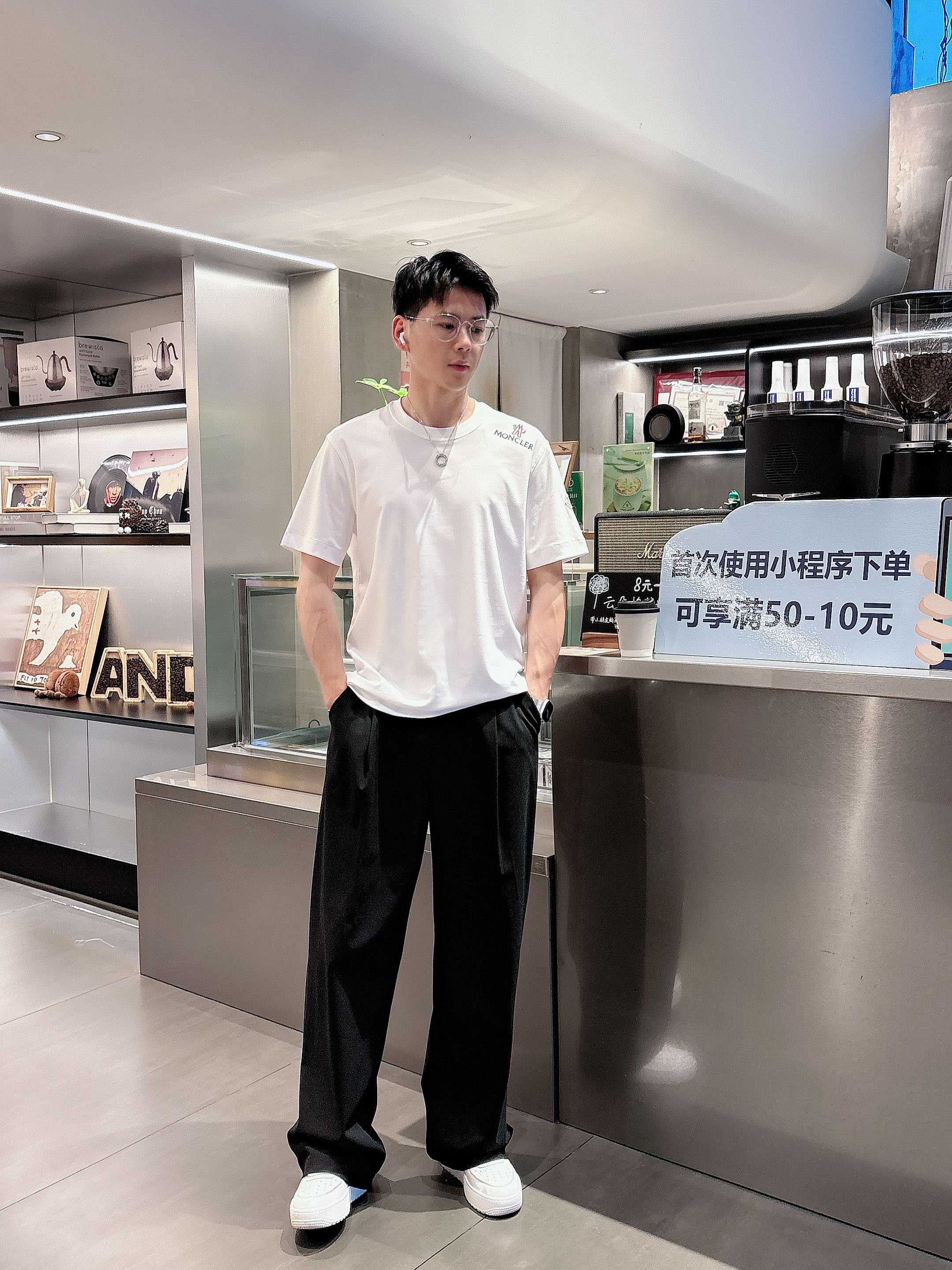     蒙口  2025春夏新款首发专柜最新款短袖圆领T恤 高端订制 设计前卫时尚！品牌logo重工艺设