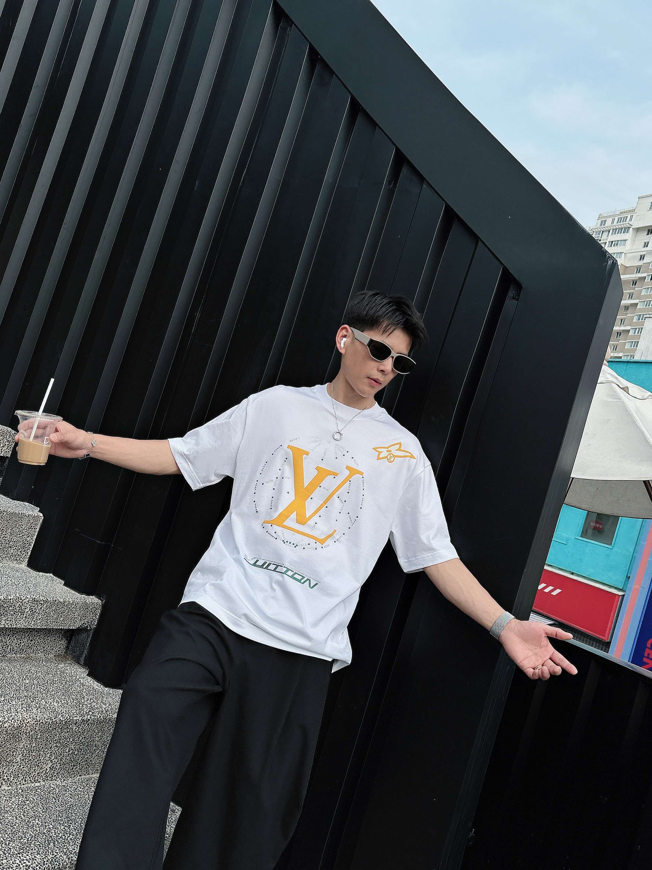 LV 2025春夏新款首发专柜最新款短袖圆领T恤 高端订制 设计前卫时尚！品牌logo重工艺设计 高端定