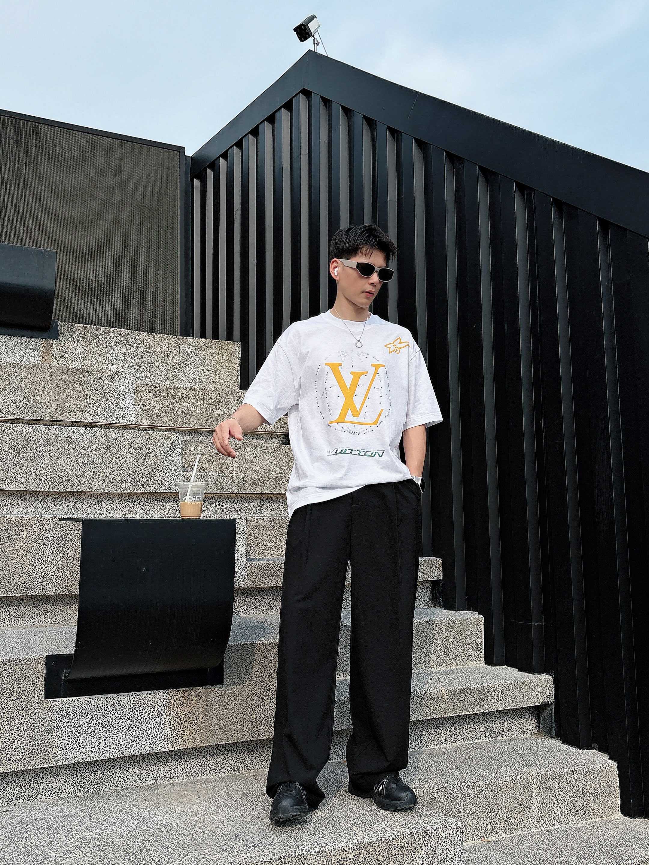 LV 2025春夏新款首发专柜最新款短袖圆领T恤 高端订制 设计前卫时尚！品牌logo重工艺设计 高端定