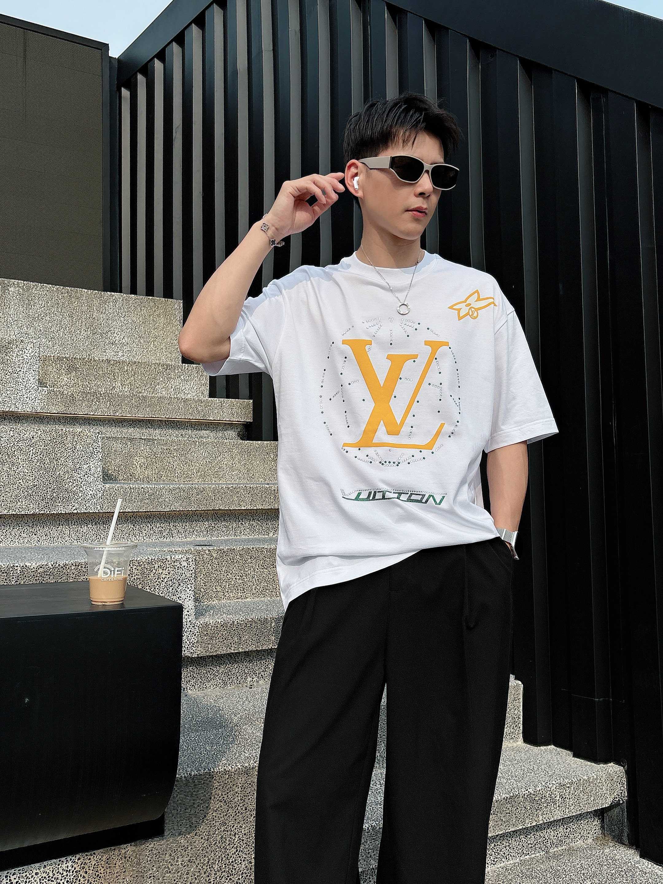 LV 2025春夏新款首发专柜最新款短袖圆领T恤 高端订制 设计前卫时尚！品牌logo重工艺设计 高端定