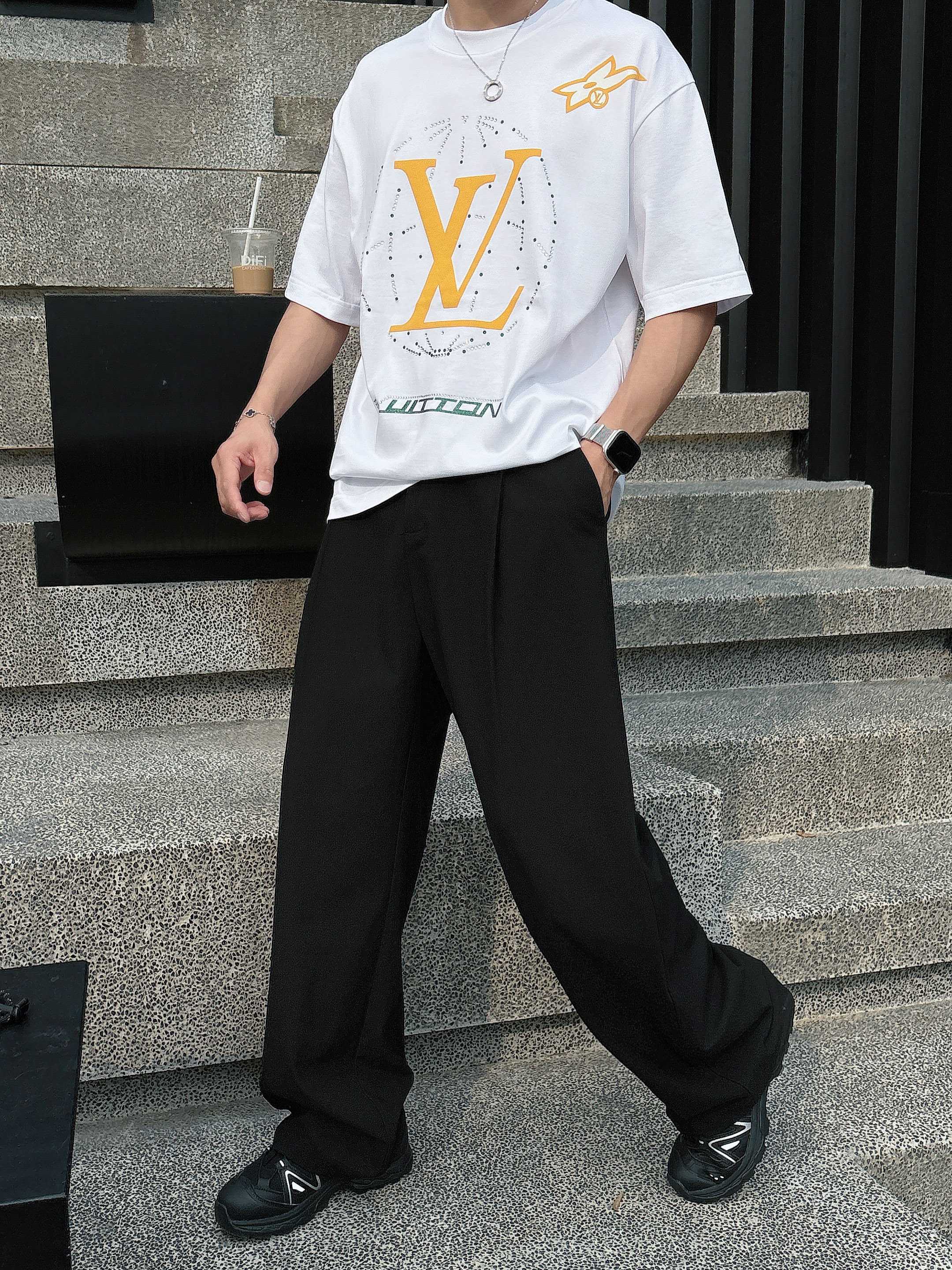 LV 2025春夏新款首发专柜最新款短袖圆领T恤 高端订制 设计前卫时尚！品牌logo重工艺设计 高端定