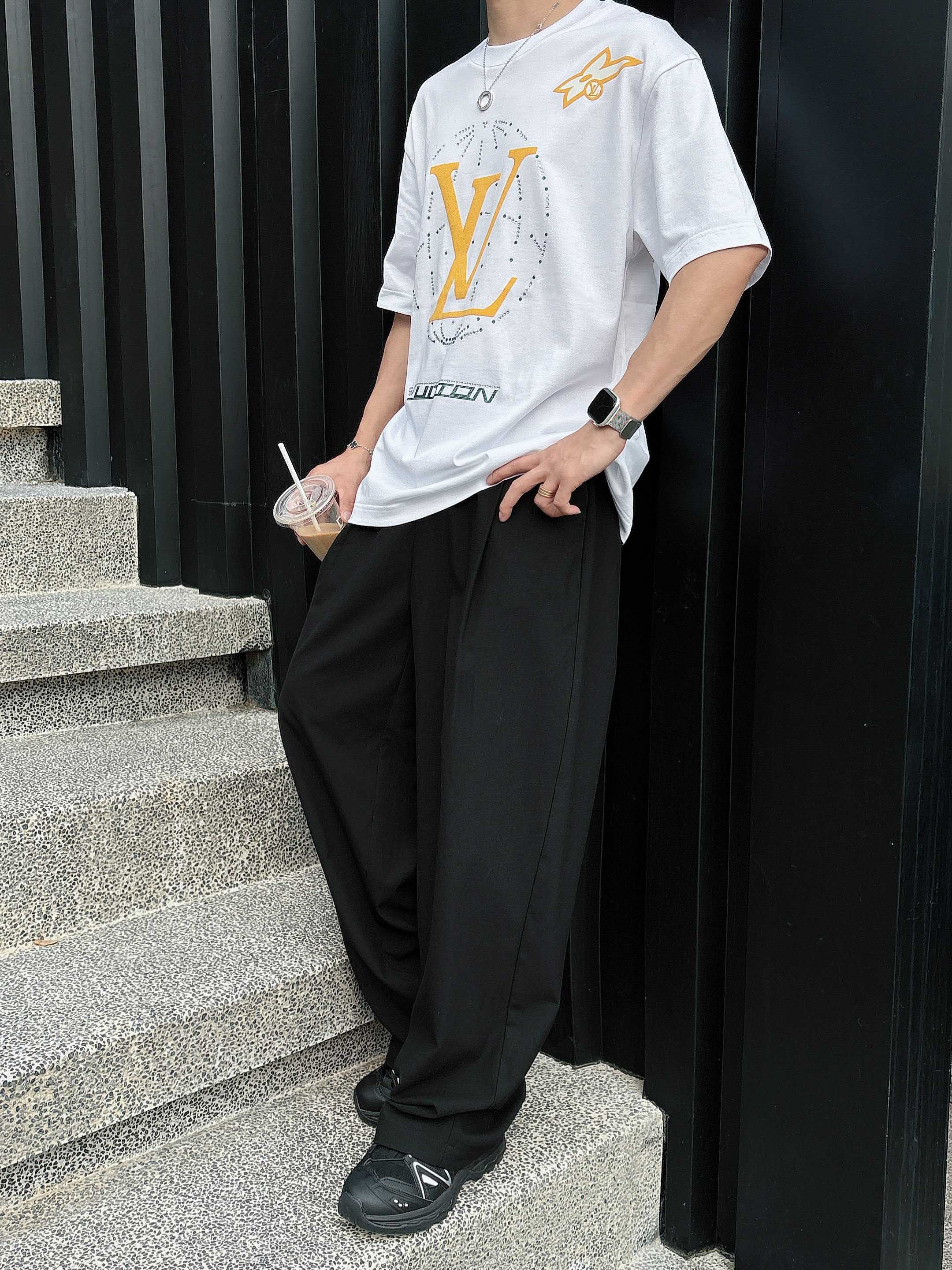 LV 2025春夏新款首发专柜最新款短袖圆领T恤 高端订制 设计前卫时尚！品牌logo重工艺设计 高端定