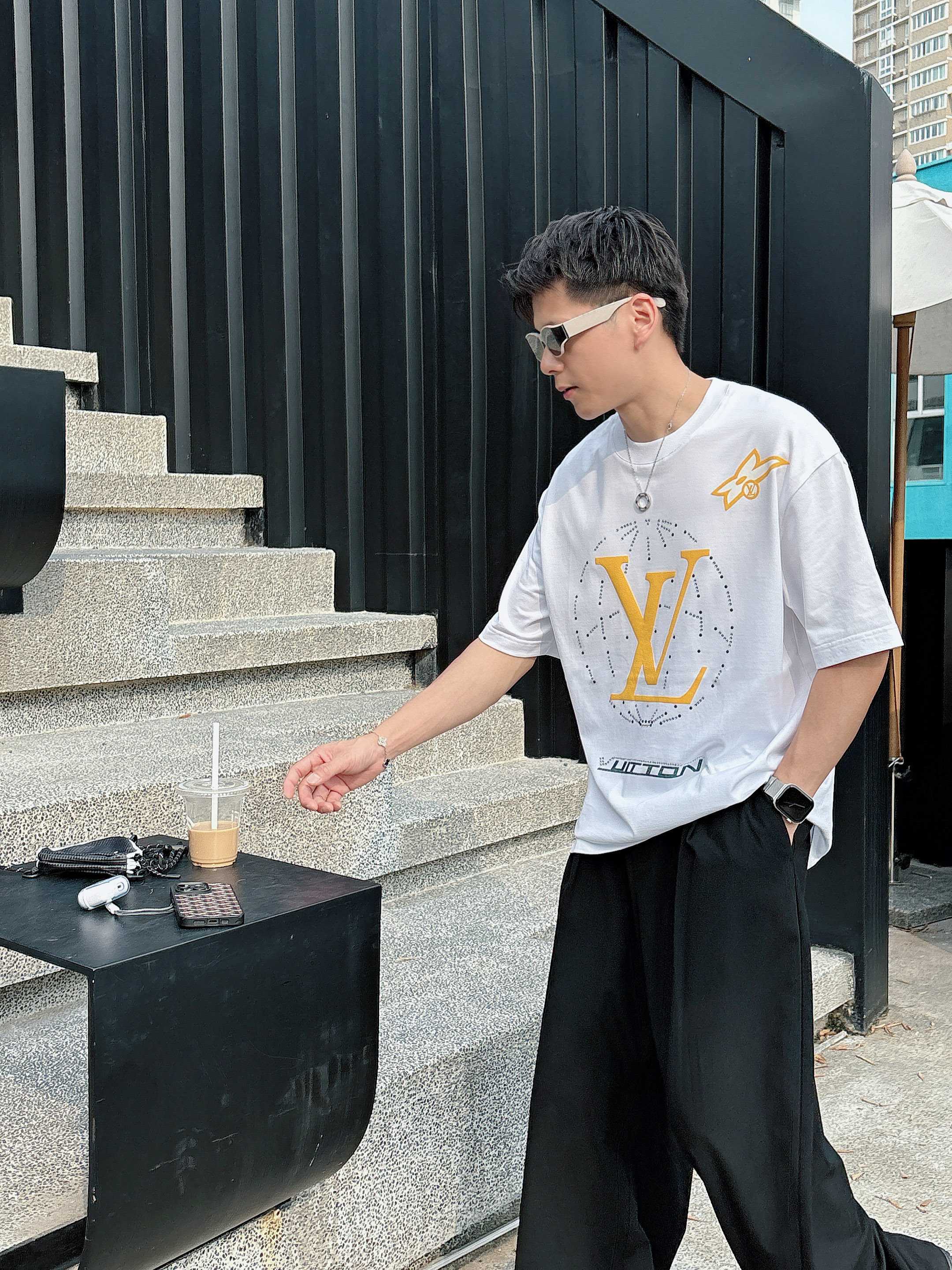 LV 2025春夏新款首发专柜最新款短袖圆领T恤 高端订制 设计前卫时尚！品牌logo重工艺设计 高端定