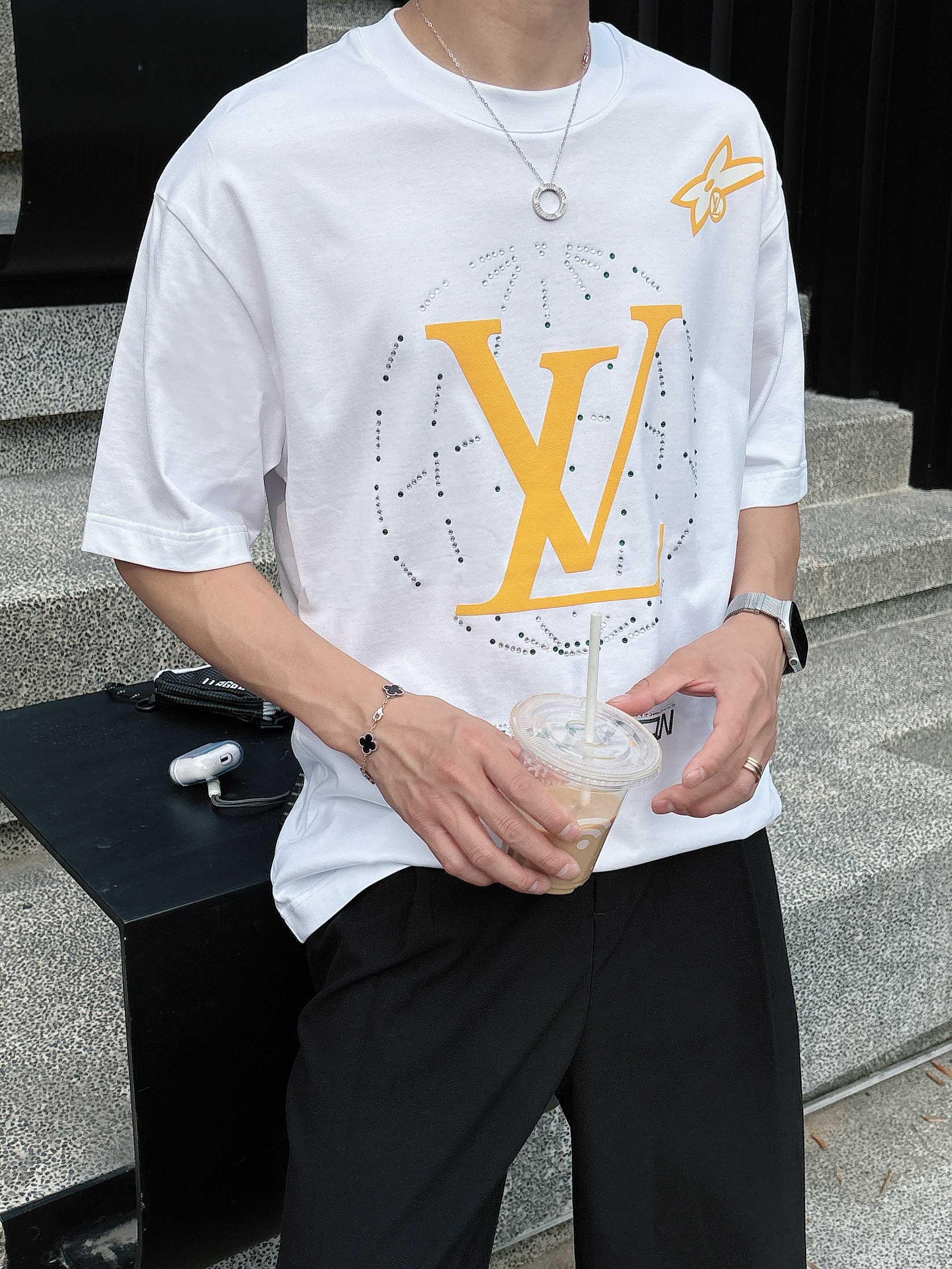 LV 2025春夏新款首发专柜最新款短袖圆领T恤 高端订制 设计前卫时尚！品牌logo重工艺设计 高端定