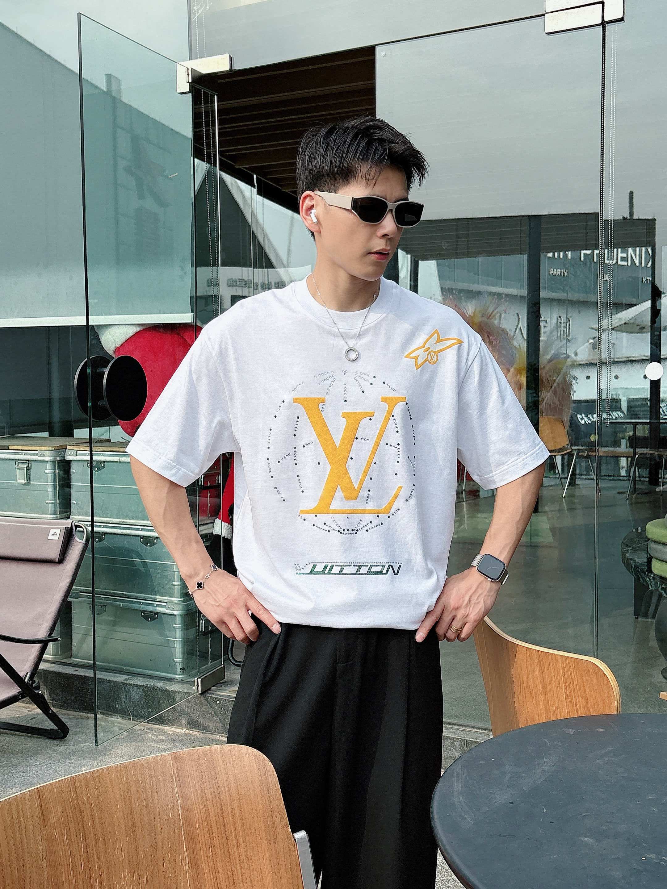 LV 2025春夏新款首发专柜最新款短袖圆领T恤 高端订制 设计前卫时尚！品牌logo重工艺设计 高端定