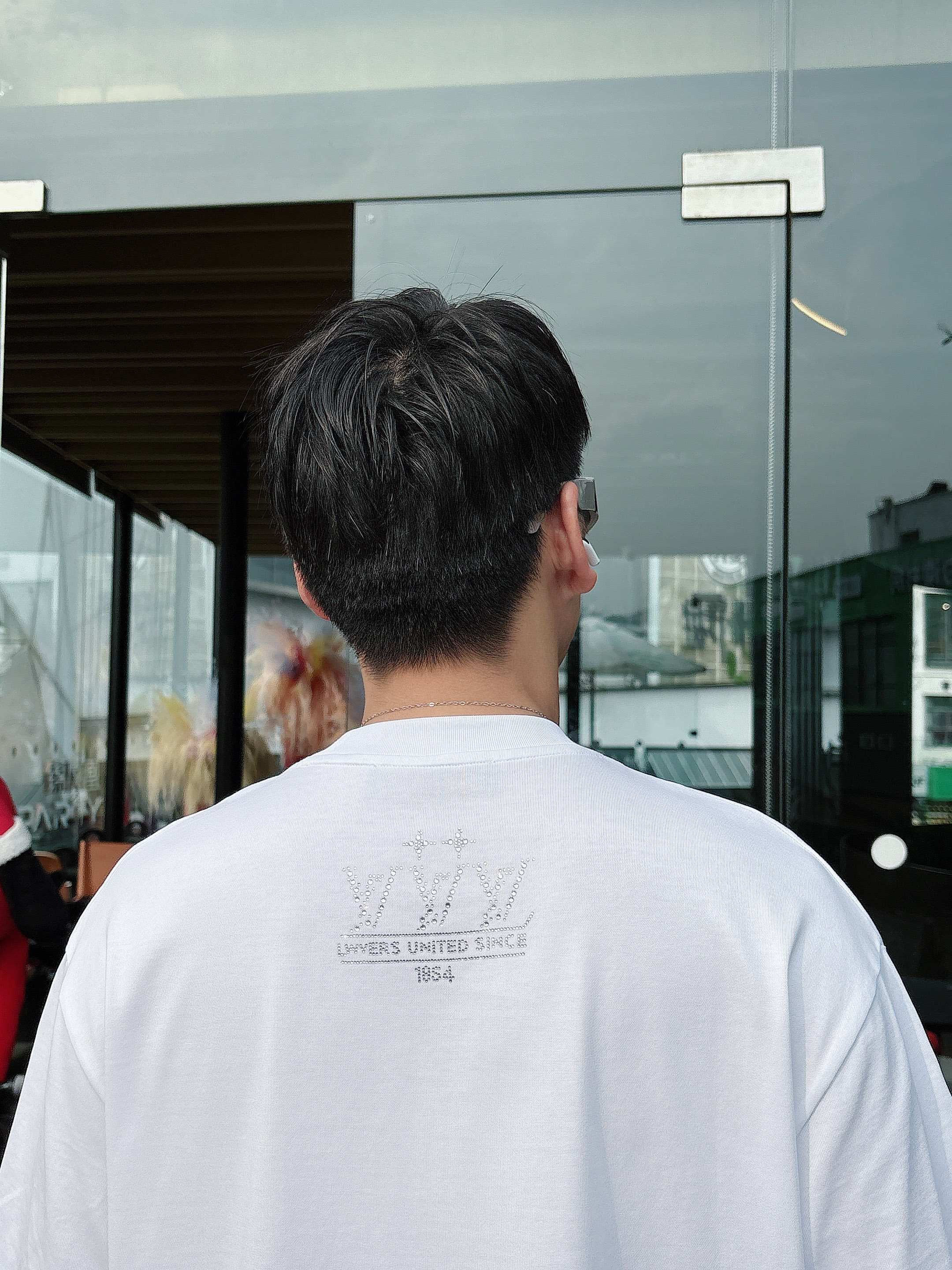 LV 2025春夏新款首发专柜最新款短袖圆领T恤 高端订制 设计前卫时尚！品牌logo重工艺设计 高端定