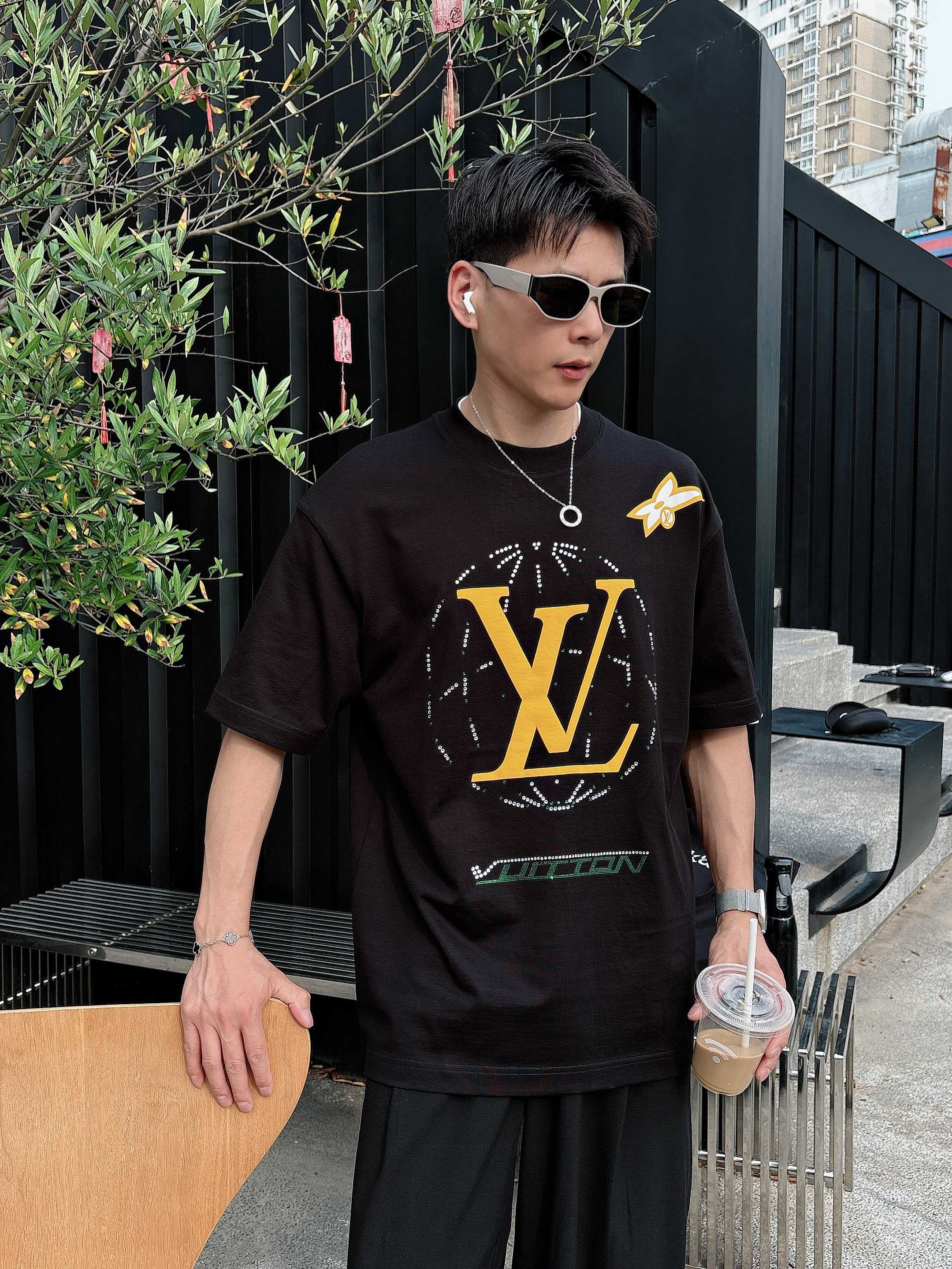 LV 2025春夏新款首发专柜最新款短袖圆领T恤 高端订制 设计前卫时尚！品牌logo重工艺设计 高端定