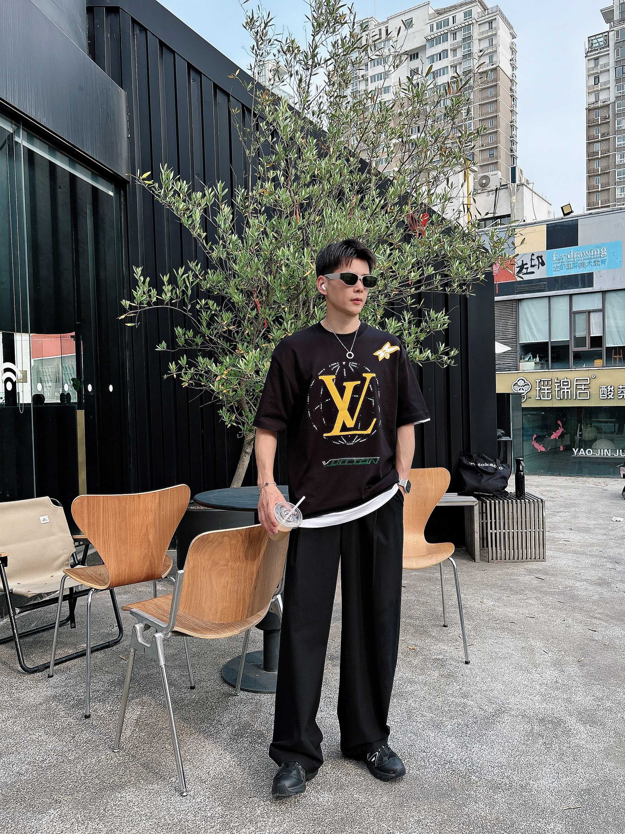 LV 2025春夏新款首发专柜最新款短袖圆领T恤 高端订制 设计前卫时尚！品牌logo重工艺设计 高端定