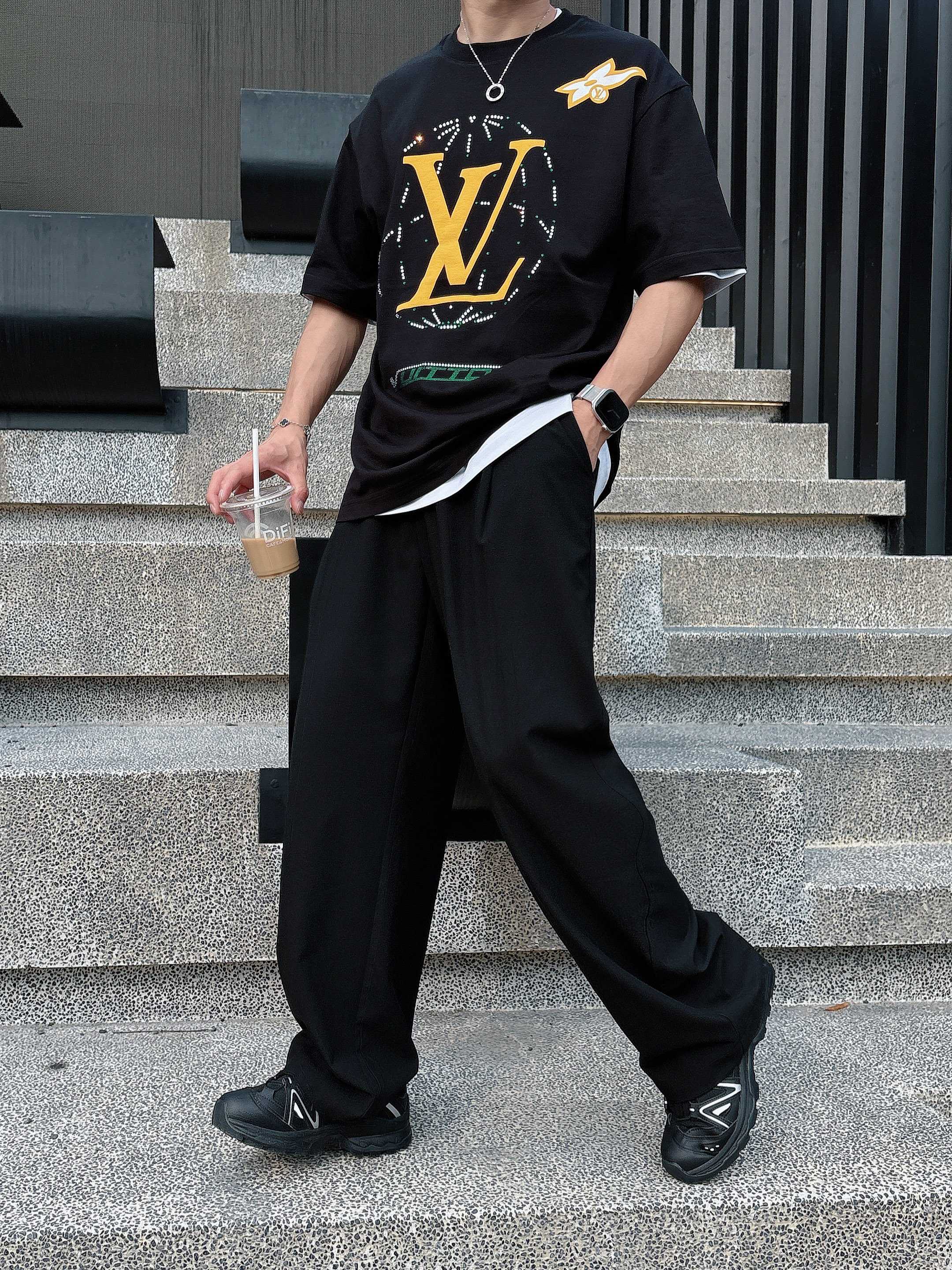 LV 2025春夏新款首发专柜最新款短袖圆领T恤 高端订制 设计前卫时尚！品牌logo重工艺设计 高端定