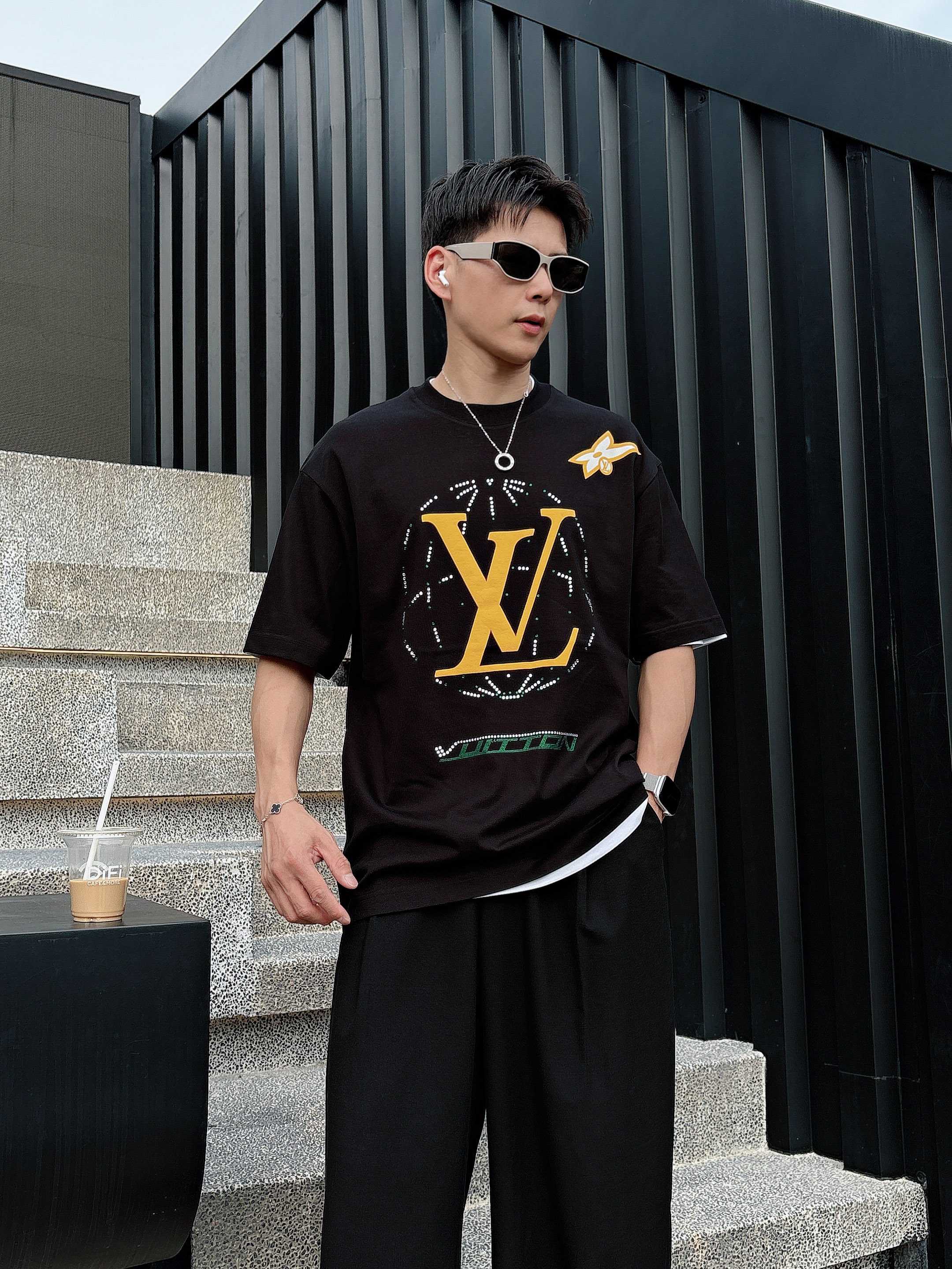 LV 2025春夏新款首发专柜最新款短袖圆领T恤 高端订制 设计前卫时尚！品牌logo重工艺设计 高端定