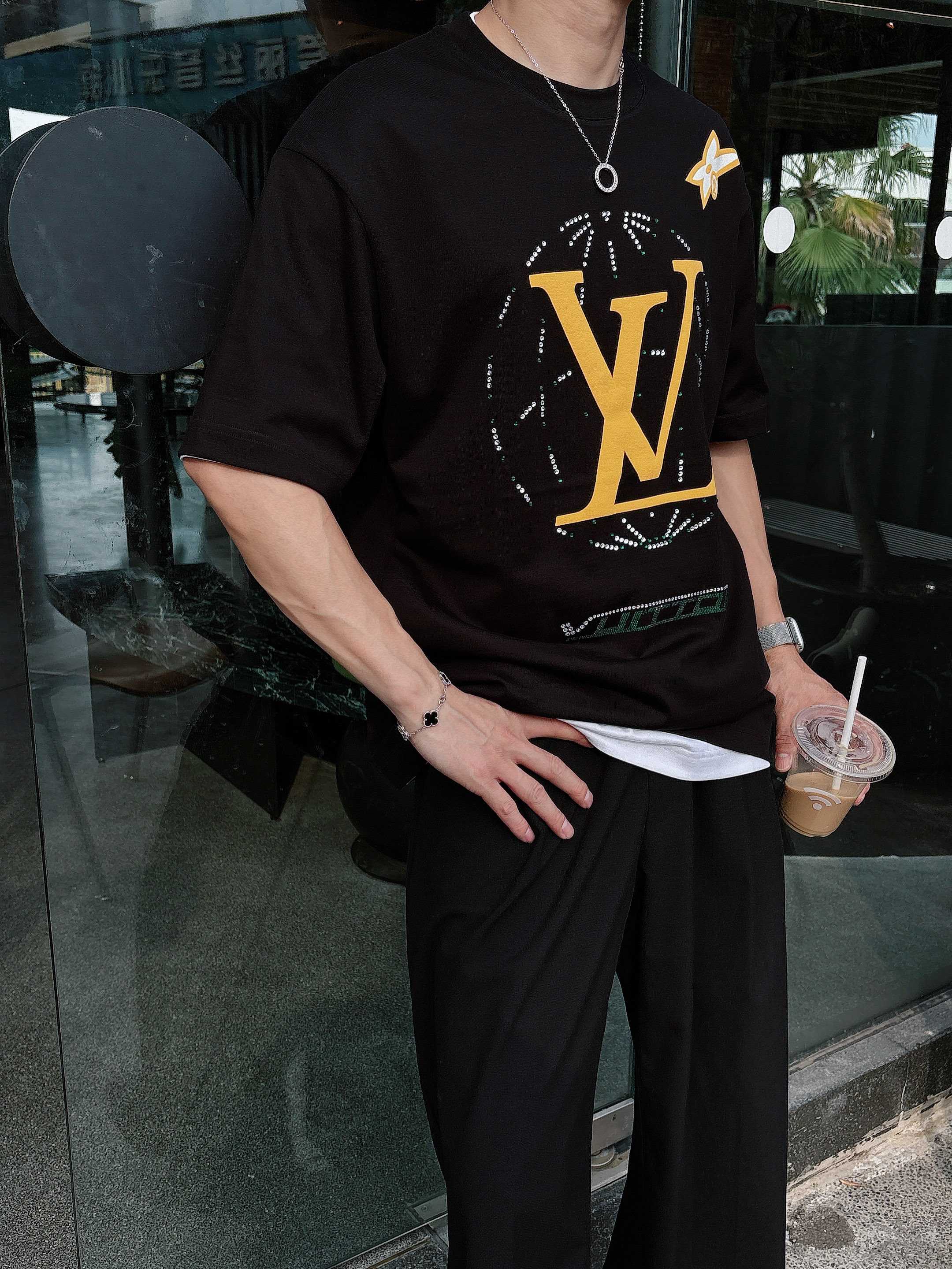 LV 2025春夏新款首发专柜最新款短袖圆领T恤 高端订制 设计前卫时尚！品牌logo重工艺设计 高端定