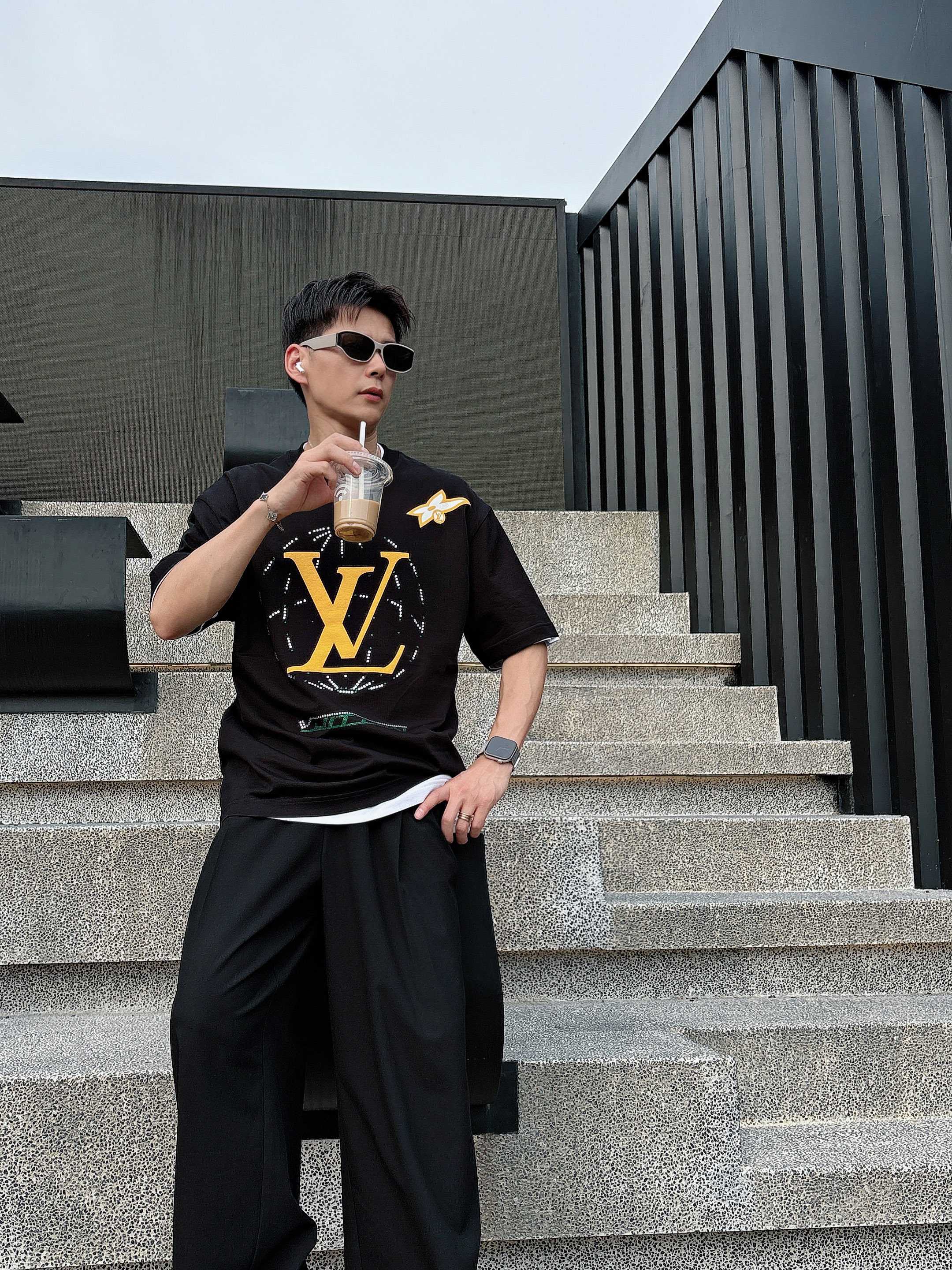 LV 2025春夏新款首发专柜最新款短袖圆领T恤 高端订制 设计前卫时尚！品牌logo重工艺设计 高端定