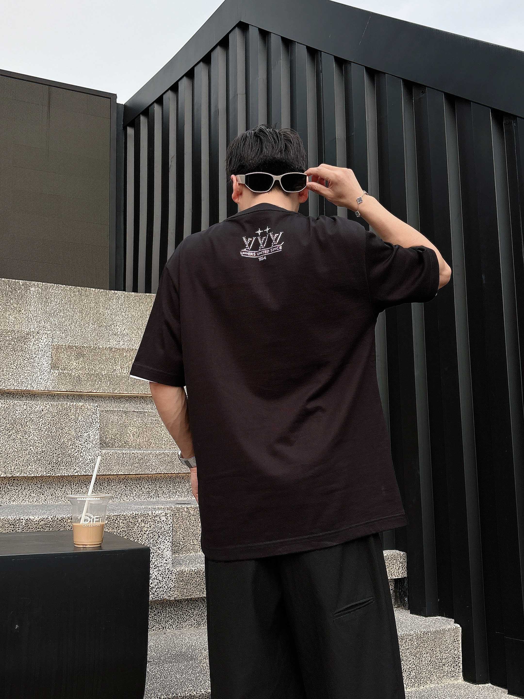 LV 2025春夏新款首发专柜最新款短袖圆领T恤 高端订制 设计前卫时尚！品牌logo重工艺设计 高端定