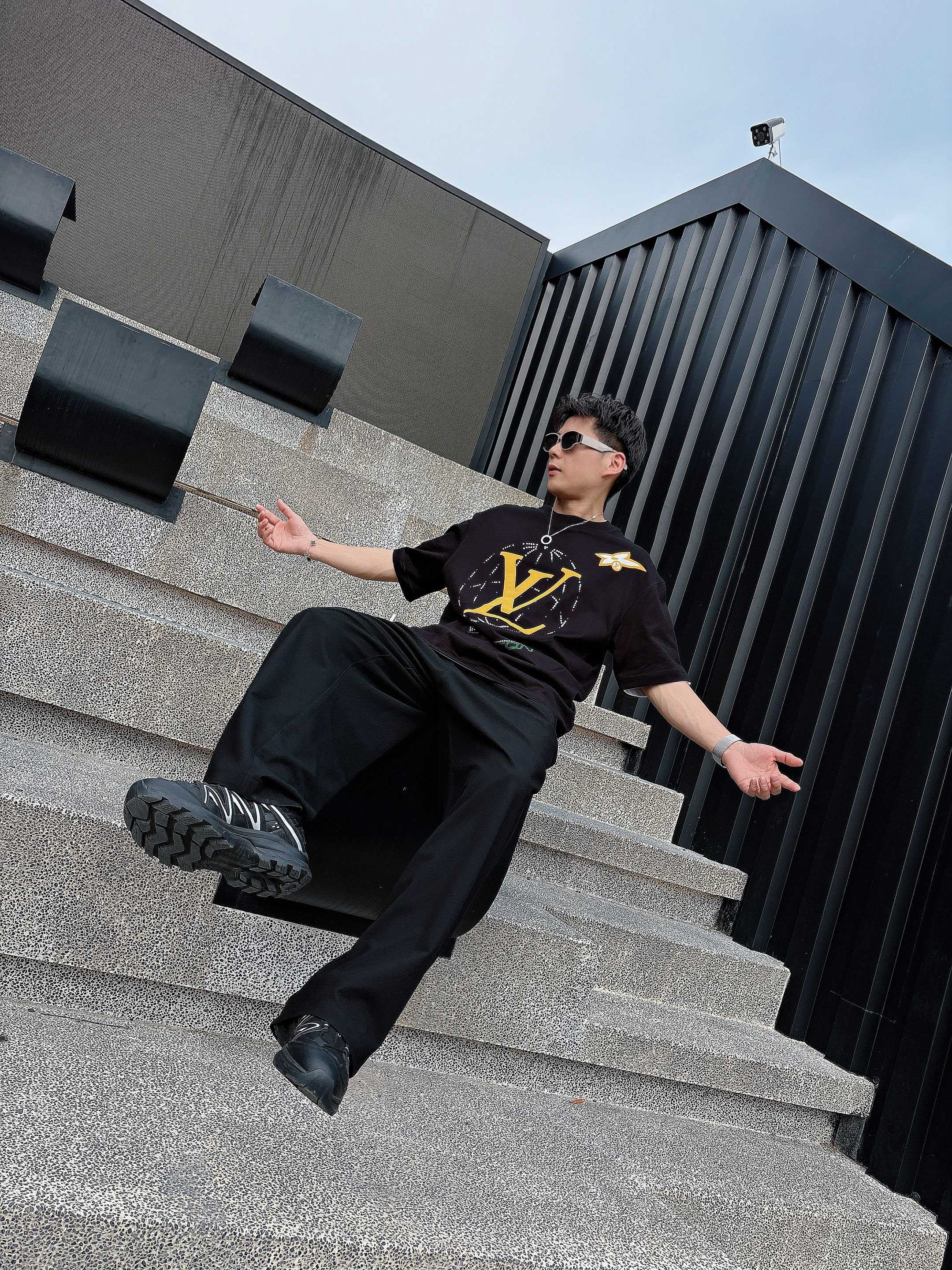 LV 2025春夏新款首发专柜最新款短袖圆领T恤 高端订制 设计前卫时尚！品牌logo重工艺设计 高端定