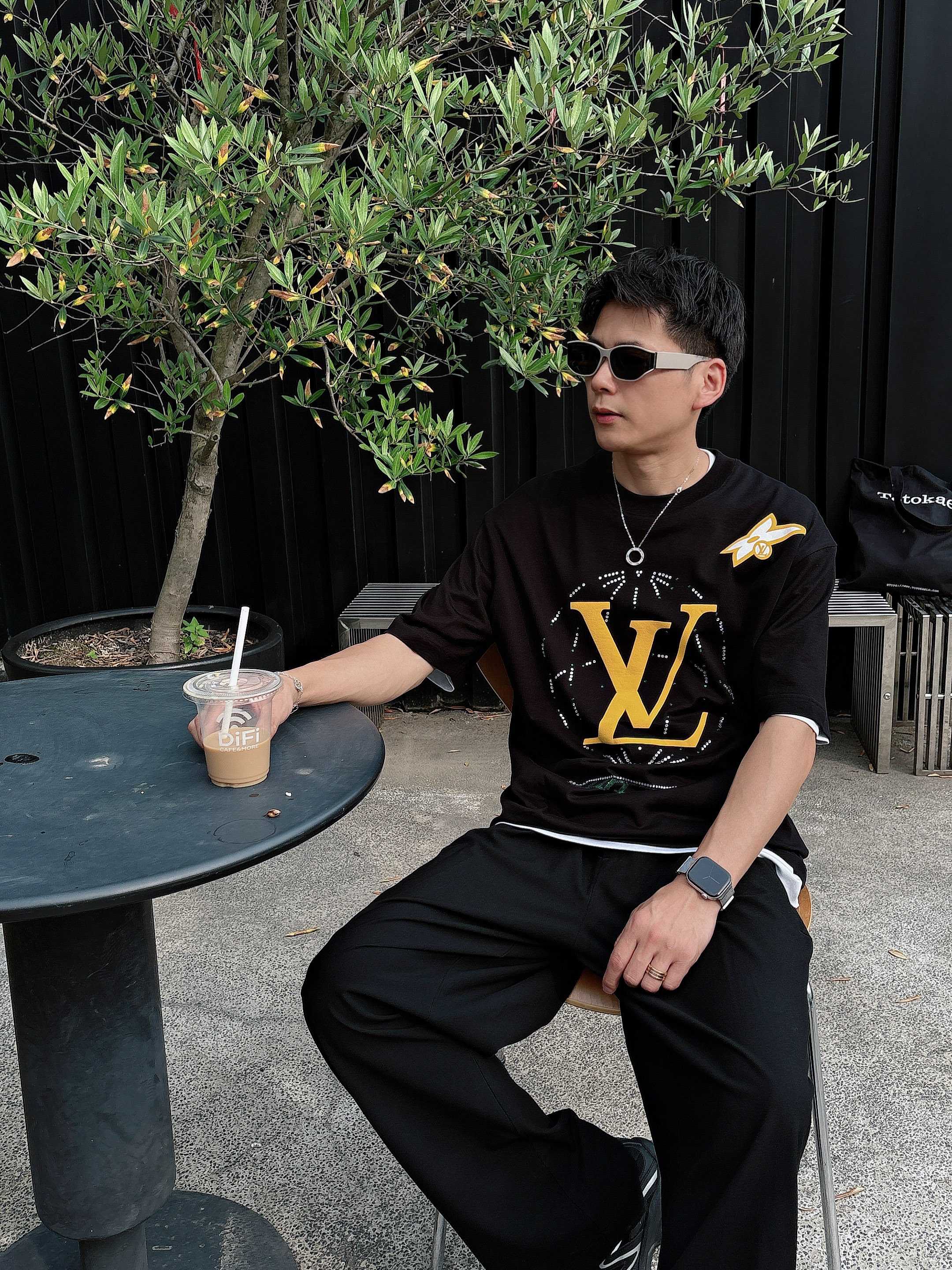 LV 2025春夏新款首发专柜最新款短袖圆领T恤 高端订制 设计前卫时尚！品牌logo重工艺设计 高端定