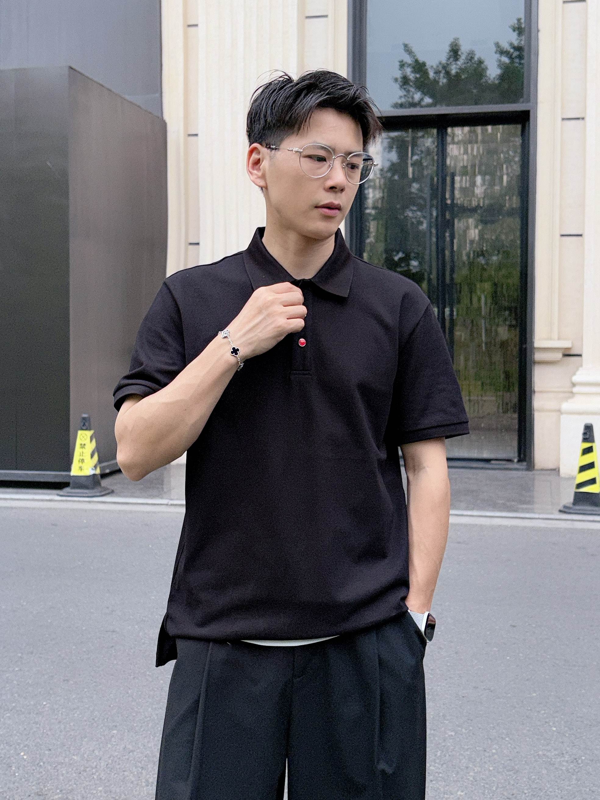 NO:504329,KITON's new spring and summer new style first-time counter latest short-sleeved lapel T-shirt, high-end customization, avant-garde and fashionable design!  Brand logo heavy craft design, high-end customized mercerated cloud cotton fabric, soft feel, comfortable to wear, exquisite counter-level car line, fine workmanship, invincible and handsome upper body effect!  A must-have item for handsome men!  Color black white Number M-3XL AAA1,,T-shirt,tees,t-shirt,alexander wang19860909KITON 2025春夏新款首发专柜最新款短袖翻领T恤 高端订制 设计前卫时尚！品牌logo重工艺设计 高端定制丝光云朵棉面料.手感柔软.穿着舒适.专柜级别精致车线.做工精细.上身效果无敌帅气！型男必备单品！ 颜色黑色 白色 码数M-3XL AAA1,,T-shirt,tees，t-shirt,alexander wang,Men's clothing