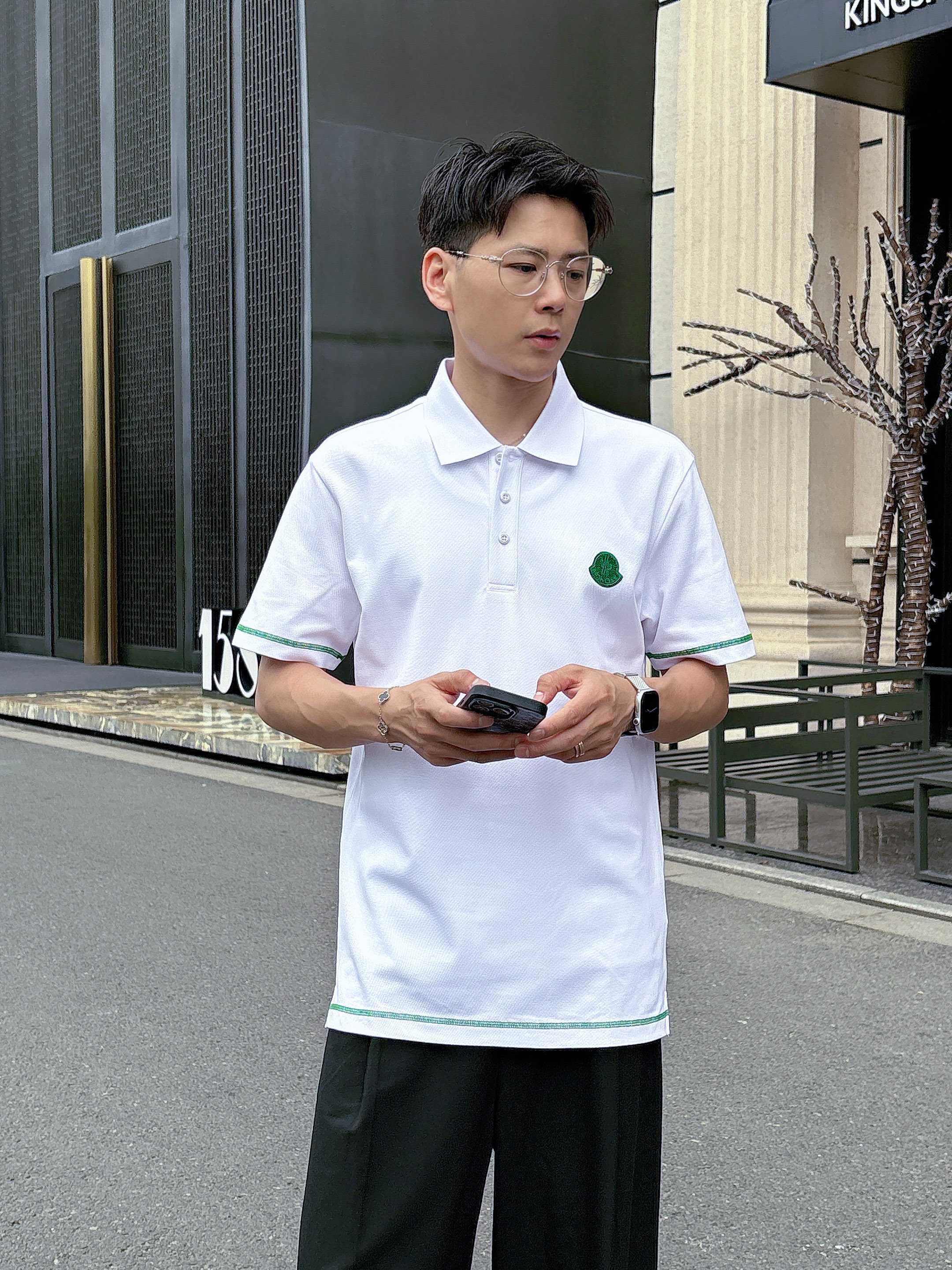 NO:504332,The new spring and summer 2025 new spring and summer first-time counter latest short-sleeved lapel T-shirt, high-end customization, avant-garde and fashionable design!  Brand logo heavy craft design, high-end customized mercerated cloud cotton fabric, soft feel, comfortable to wear, exquisite counter-level car line, fine workmanship, invincible and handsome upper body effect!  A must-have item for handsome men!  Color black white Number M-3XL AAA1, Moncler, T-shirt,tees, t-shirt,alexander wang19860909蒙口 2025春夏新款首发专柜最新款短袖翻领T恤 高端订制 设计前卫时尚！品牌logo重工艺设计 高端定制丝光云朵棉面料.手感柔软.穿着舒适.专柜级别精致车线.做工精细.上身效果无敌帅气！型男必备单品！ 颜色黑色 白色 码数M-3XL AAA1,,Moncler,T-shirt,tees，t-shirt,alexander wang,Men's clothing