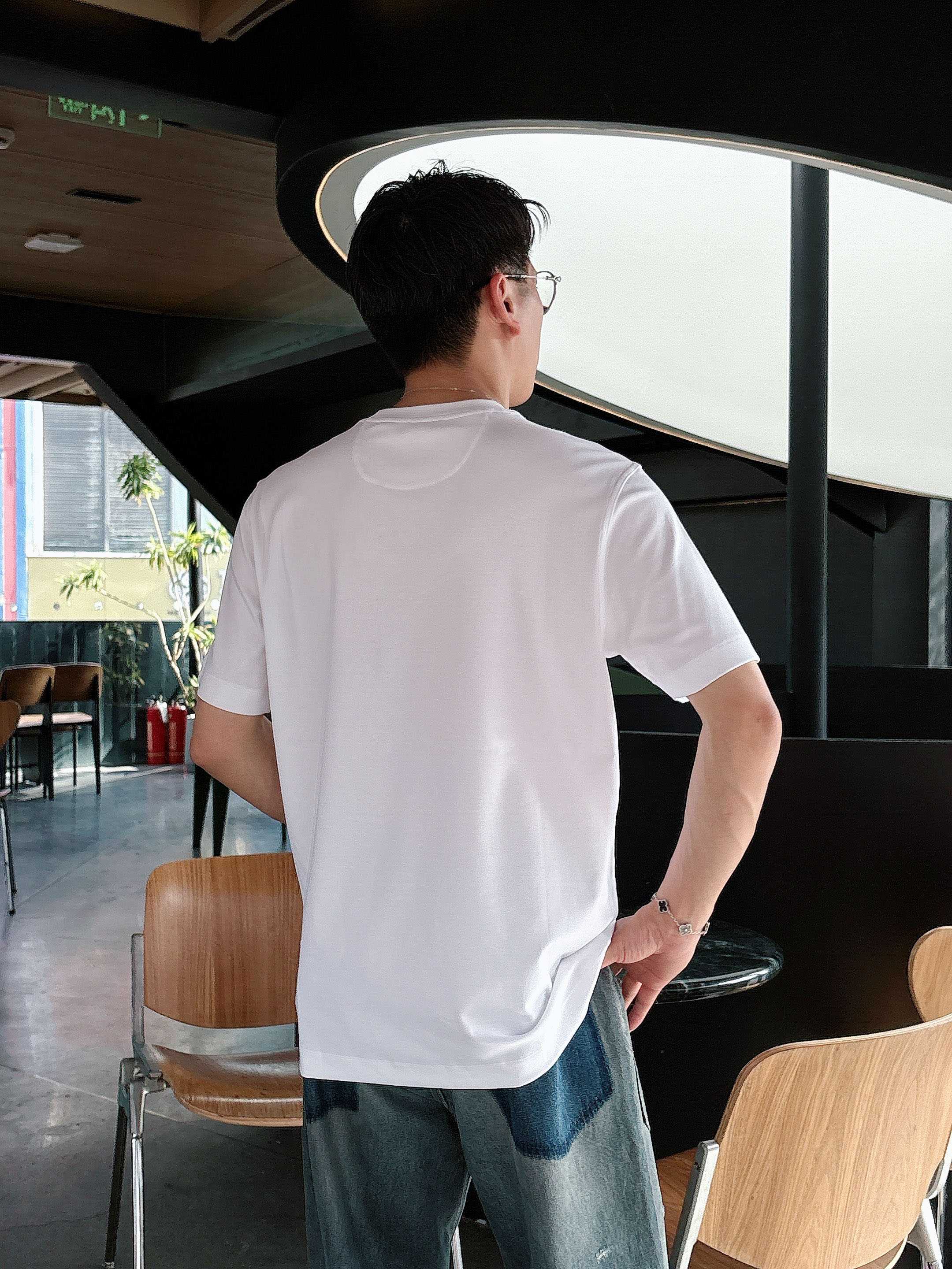 蒙口 2025春夏新款首发专柜最新款短袖圆领T恤 高端订制 设计前卫时尚！品牌logo重工艺设计 高端定