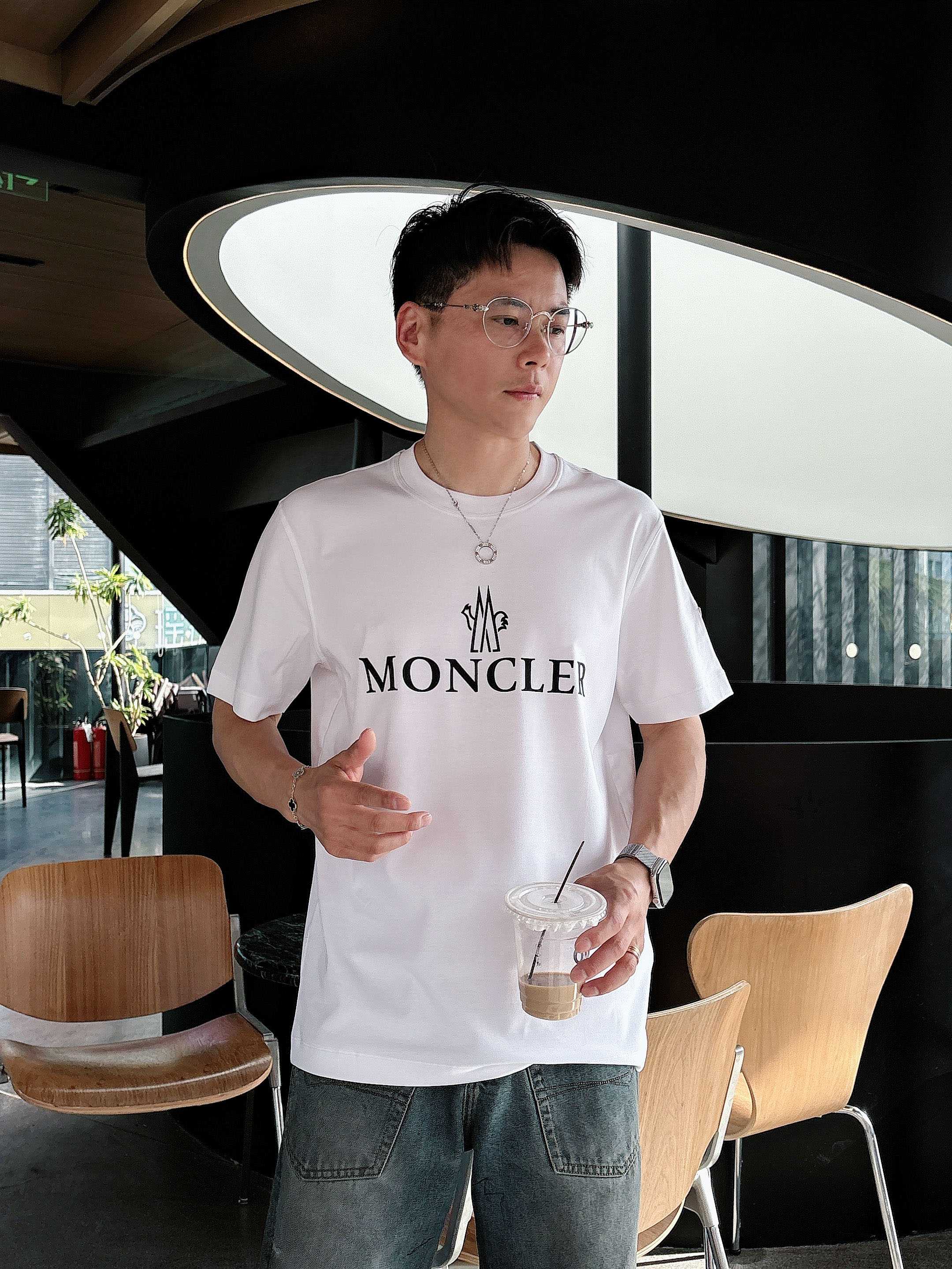 蒙口 2025春夏新款首发专柜最新款短袖圆领T恤 高端订制 设计前卫时尚！品牌logo重工艺设计 高端定