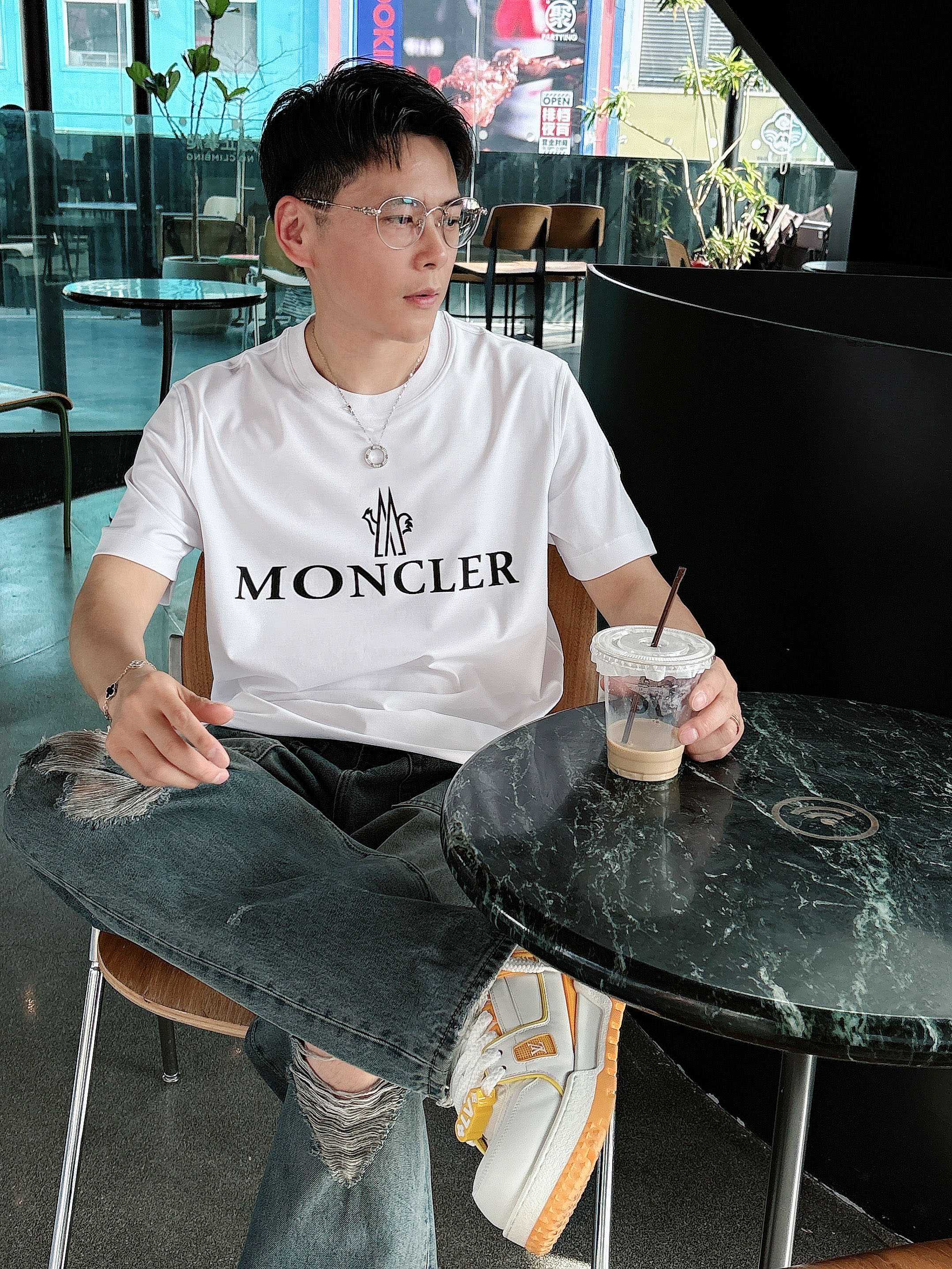 蒙口 2025春夏新款首发专柜最新款短袖圆领T恤 高端订制 设计前卫时尚！品牌logo重工艺设计 高端定