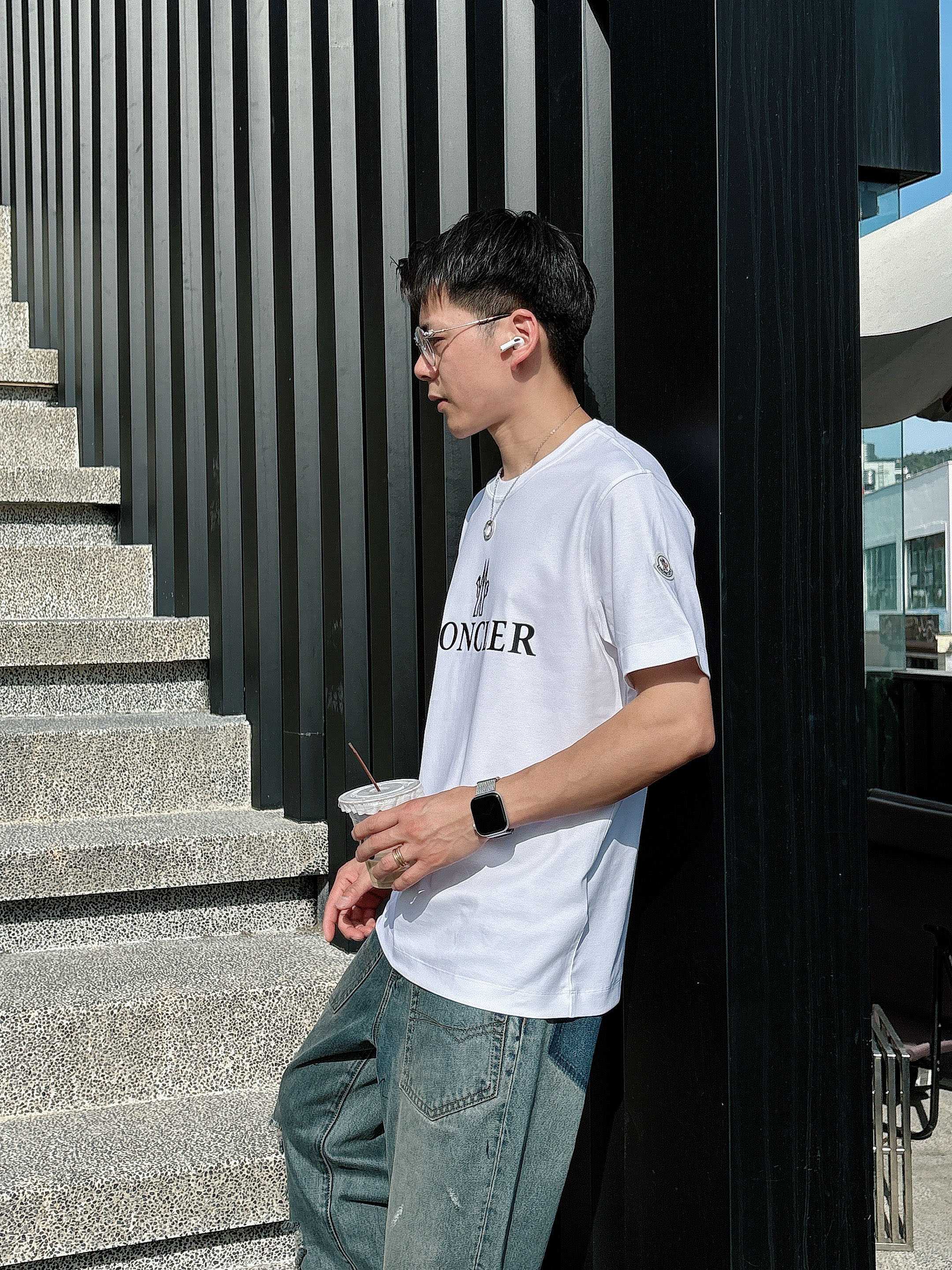 蒙口 2025春夏新款首发专柜最新款短袖圆领T恤 高端订制 设计前卫时尚！品牌logo重工艺设计 高端定