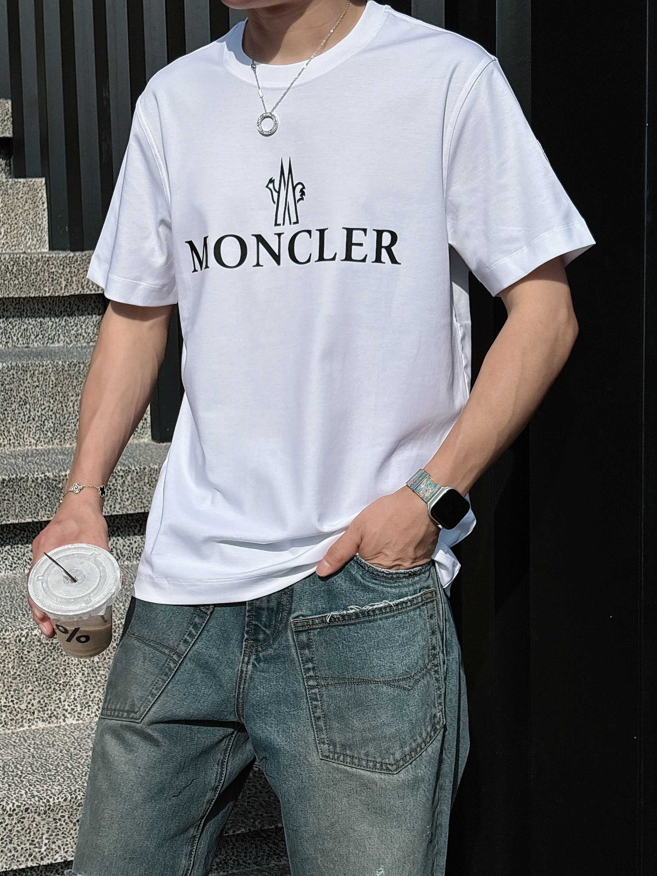 蒙口 2025春夏新款首发专柜最新款短袖圆领T恤 高端订制 设计前卫时尚！品牌logo重工艺设计 高端定