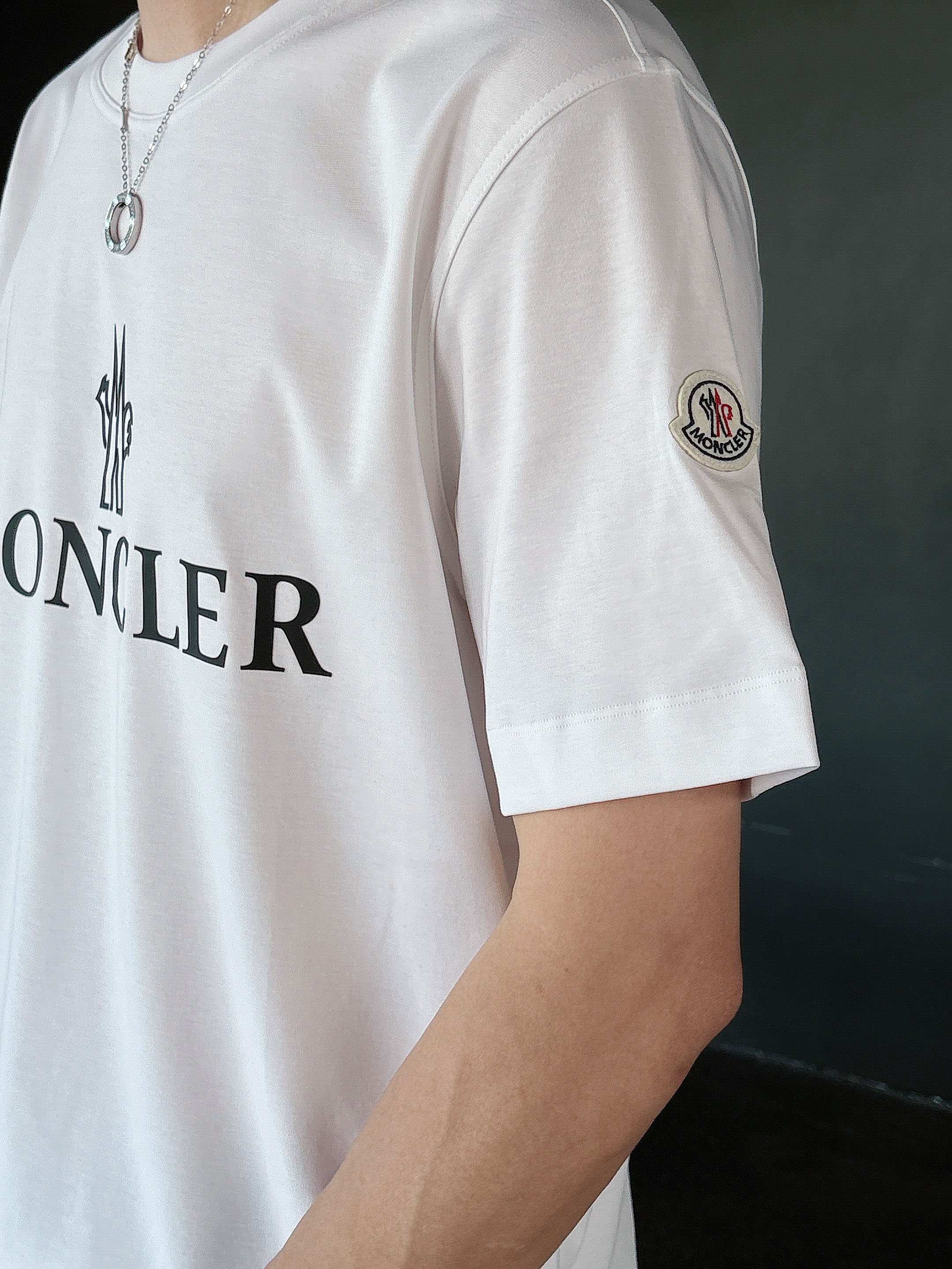 蒙口 2025春夏新款首发专柜最新款短袖圆领T恤 高端订制 设计前卫时尚！品牌logo重工艺设计 高端定